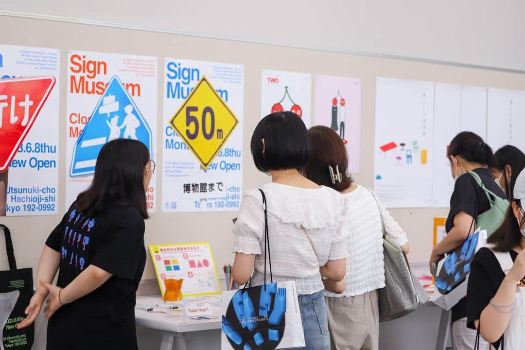 東京造形大学 Tokyo Zokei Universityさんのインスタグラム写真 - (東京造形大学 Tokyo Zokei UniversityInstagram)「_ オープンキャンパス2023「WONDER!」、1日目の様子です😊 多くの方にご来場いただき、ありがとうございます❗  明日も現役美大生による作品展示やワークショップ、授業体験、学内の制作スペースを巡るキャンパスツアー、学生や教職員による個別相談など、様々な企画をご用意しています🎨📷💻  オープンキャンパス2023は明日7/16(日)16:30まで開催❗ スクールバスをご利用いただき、学生になった気分で、ぜひお越しください🚌💨  明日は暑さが厳しくなる予報です☀ 暑さ対策をして気を付けてお越しください⛱  #東京造形大学 #オープンキャンパス #デザイン #美術 #美大 #受験生 #進学相談 #キャンパスツアー #ワークショップ #八王子 #相原駅 #横浜線 #tokyozokeiuniversity #opencampus #artuniversity #prospectivestudents #campustour #workshop #arts #finearts #design #welcome #ありがとうございました #明日もお待ちしています」7月15日 16時37分 - tokyo_zokei_univ_official