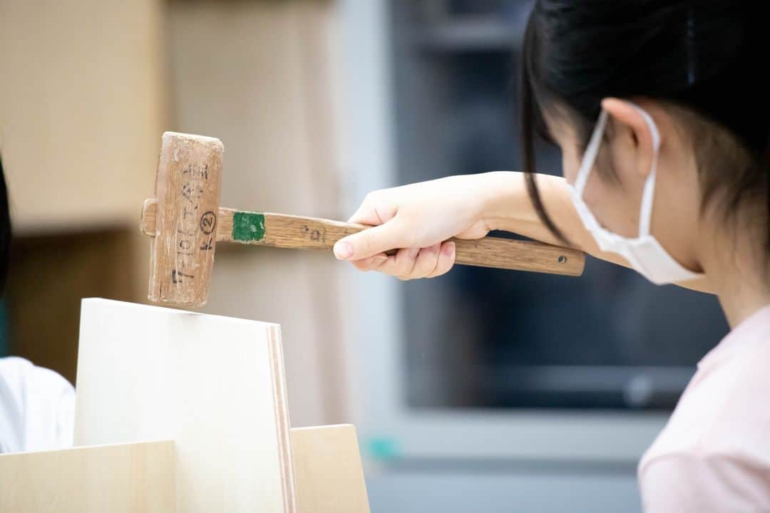 東京造形大学 Tokyo Zokei Universityさんのインスタグラム写真 - (東京造形大学 Tokyo Zokei UniversityInstagram)「_ オープンキャンパス2023「WONDER!」、1日目の様子です😊 多くの方にご来場いただき、ありがとうございます❗  明日も現役美大生による作品展示やワークショップ、授業体験、学内の制作スペースを巡るキャンパスツアー、学生や教職員による個別相談など、様々な企画をご用意しています🎨📷💻  オープンキャンパス2023は明日7/16(日)16:30まで開催❗ スクールバスをご利用いただき、学生になった気分で、ぜひお越しください🚌💨  明日は暑さが厳しくなる予報です☀ 暑さ対策をして気を付けてお越しください⛱  #東京造形大学 #オープンキャンパス #デザイン #美術 #美大 #受験生 #進学相談 #キャンパスツアー #ワークショップ #八王子 #相原駅 #横浜線 #tokyozokeiuniversity #opencampus #artuniversity #prospectivestudents #campustour #workshop #arts #finearts #design #welcome #ありがとうございました #明日もお待ちしています」7月15日 16時37分 - tokyo_zokei_univ_official