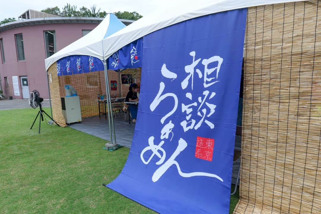 東京造形大学 Tokyo Zokei Universityさんのインスタグラム写真 - (東京造形大学 Tokyo Zokei UniversityInstagram)「_ オープンキャンパス2023「WONDER!」、1日目の様子です😊 多くの方にご来場いただき、ありがとうございます❗  明日も現役美大生による作品展示やワークショップ、授業体験、学内の制作スペースを巡るキャンパスツアー、学生や教職員による個別相談など、様々な企画をご用意しています🎨📷💻  オープンキャンパス2023は明日7/16(日)16:30まで開催❗ スクールバスをご利用いただき、学生になった気分で、ぜひお越しください🚌💨  明日は暑さが厳しくなる予報です☀ 暑さ対策をして気を付けてお越しください⛱  #東京造形大学 #オープンキャンパス #デザイン #美術 #美大 #受験生 #進学相談 #キャンパスツアー #ワークショップ #八王子 #相原駅 #横浜線 #tokyozokeiuniversity #opencampus #artuniversity #prospectivestudents #campustour #workshop #arts #finearts #design #welcome #ありがとうございました #明日もお待ちしています」7月15日 16時37分 - tokyo_zokei_univ_official