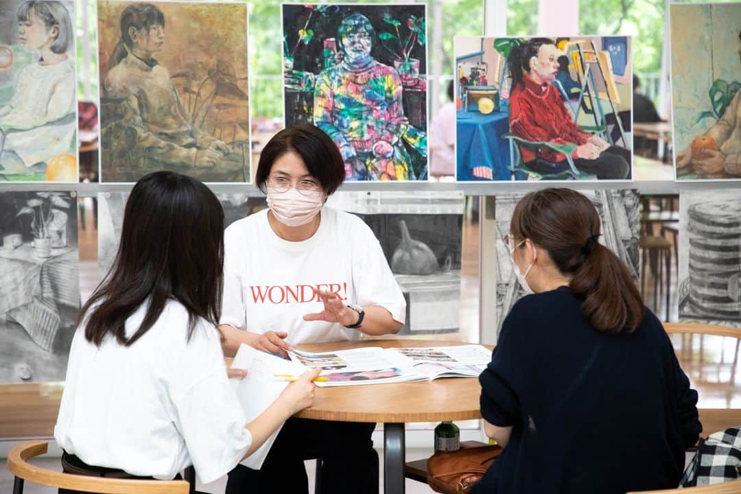 東京造形大学 Tokyo Zokei Universityさんのインスタグラム写真 - (東京造形大学 Tokyo Zokei UniversityInstagram)「_ オープンキャンパス2023「WONDER!」、1日目の様子です😊 多くの方にご来場いただき、ありがとうございます❗  明日も現役美大生による作品展示やワークショップ、授業体験、学内の制作スペースを巡るキャンパスツアー、学生や教職員による個別相談など、様々な企画をご用意しています🎨📷💻  オープンキャンパス2023は明日7/16(日)16:30まで開催❗ スクールバスをご利用いただき、学生になった気分で、ぜひお越しください🚌💨  明日は暑さが厳しくなる予報です☀ 暑さ対策をして気を付けてお越しください⛱  #東京造形大学 #オープンキャンパス #デザイン #美術 #美大 #受験生 #進学相談 #キャンパスツアー #ワークショップ #八王子 #相原駅 #横浜線 #tokyozokeiuniversity #opencampus #artuniversity #prospectivestudents #campustour #workshop #arts #finearts #design #welcome #ありがとうございました #明日もお待ちしています」7月15日 16時37分 - tokyo_zokei_univ_official