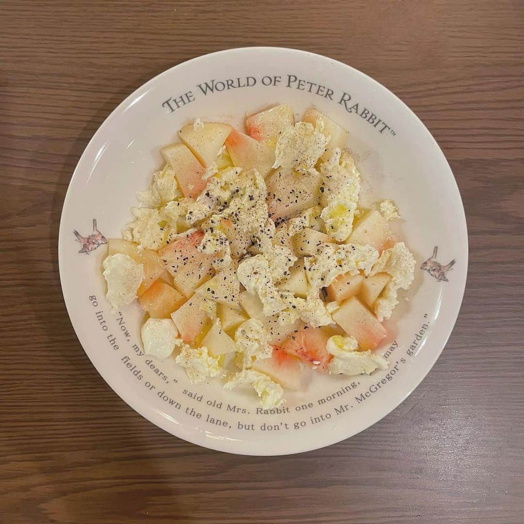 福田花音のインスタグラム：「桃の好きな食べ方🍑 モッツァレラチーズ、オリーブオイル、ブラックペッパー、お塩、ちゃちゃっと和えるだけで簡単🎶 レモン汁とかワインビネガー入れても美味しいみたいです◎」