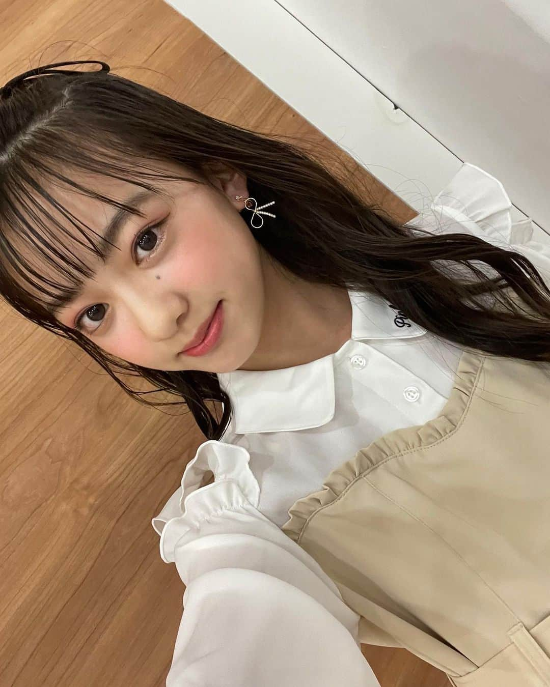 鎌田英怜奈のインスタグラム：「🍩 ピンクハントさんオフショꕤ︎︎·͜· ︎︎  可愛い秋物のお洋服が 少しずつ紹介され始めました(*ฅ́˘ฅ̀*)♡  このお洋服の撮影では、 本物のドーナツを手にしたカットもありました🍩⸒⸒  何枚か撮っていただいた後は 最後にご褒美として りさちゃんと美味しく頂きました🫶🏻  新しくなったバナーのお写真も とってもお気に入りなので、 ぜひみなさんも公式サイトの方を チェックしていただけたら嬉しいです🤍📙  #pinkhunt #ピンクハント #ピンクハントイメージモデル #えれりさ  #石出莉彩 ちゃん #鎌田英怜奈」