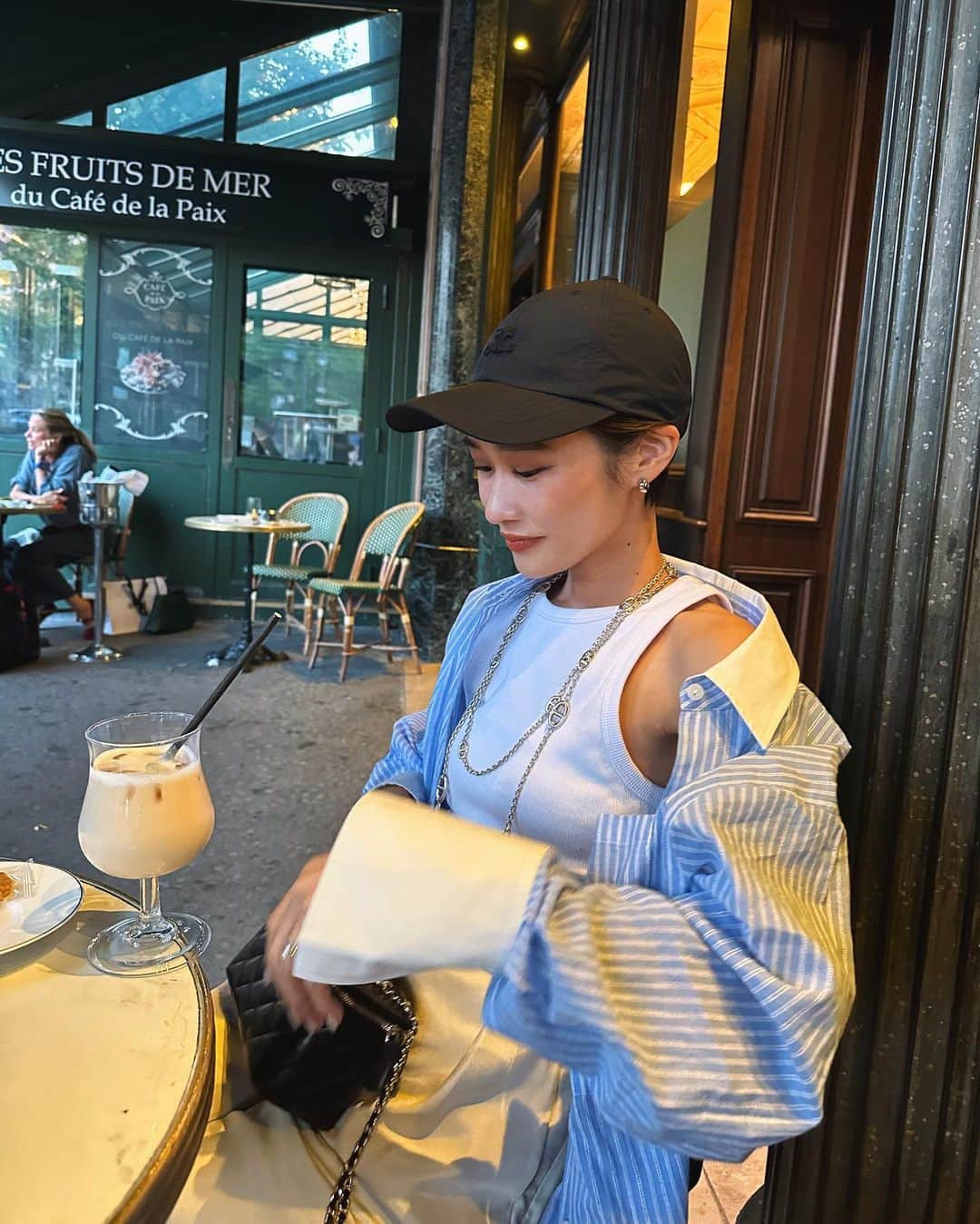 小梶恵莉さんのインスタグラム写真 - (小梶恵莉Instagram)「. 夜カフェ#ootd ☕️🖤 夜は涼しいかな❓ と思いきや暑かったわ😇  コットン100%のシャツは肌触り良し。羽織として🙆‍♀️ よーく見ると生地に穴があって可愛いねん🥹  #ootd#ellie_jp」7月15日 20時00分 - eri3580