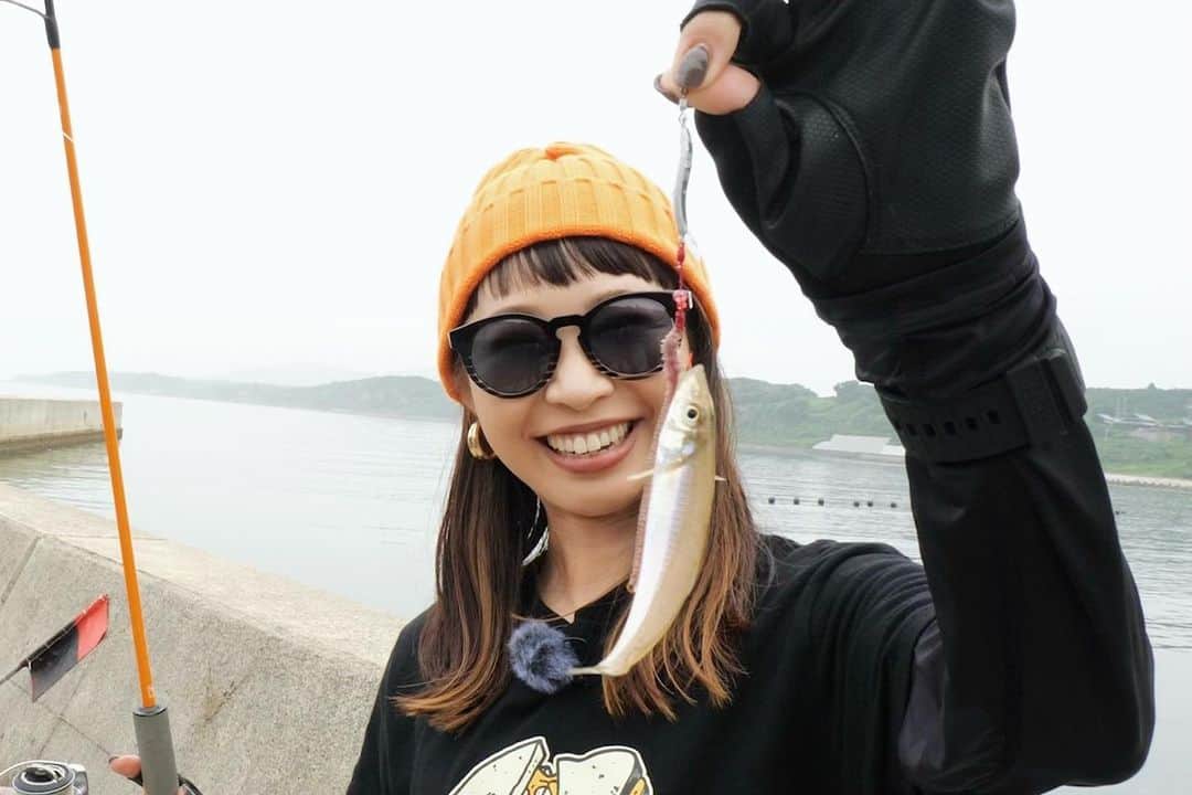 石川文菜さんのインスタグラム写真 - (石川文菜Instagram)「シロギスの季節🎣  グッドミール巻きエサジグとGOOD ROD GD-S62Lとの組合せで手軽に出来るのも良い🐻  #jackall #beGOODfunEGG #巻きエサジグ #シロギス釣り #釣りスタグラム #釣り #釣り好き #海釣り」7月15日 16時53分 - bun0404