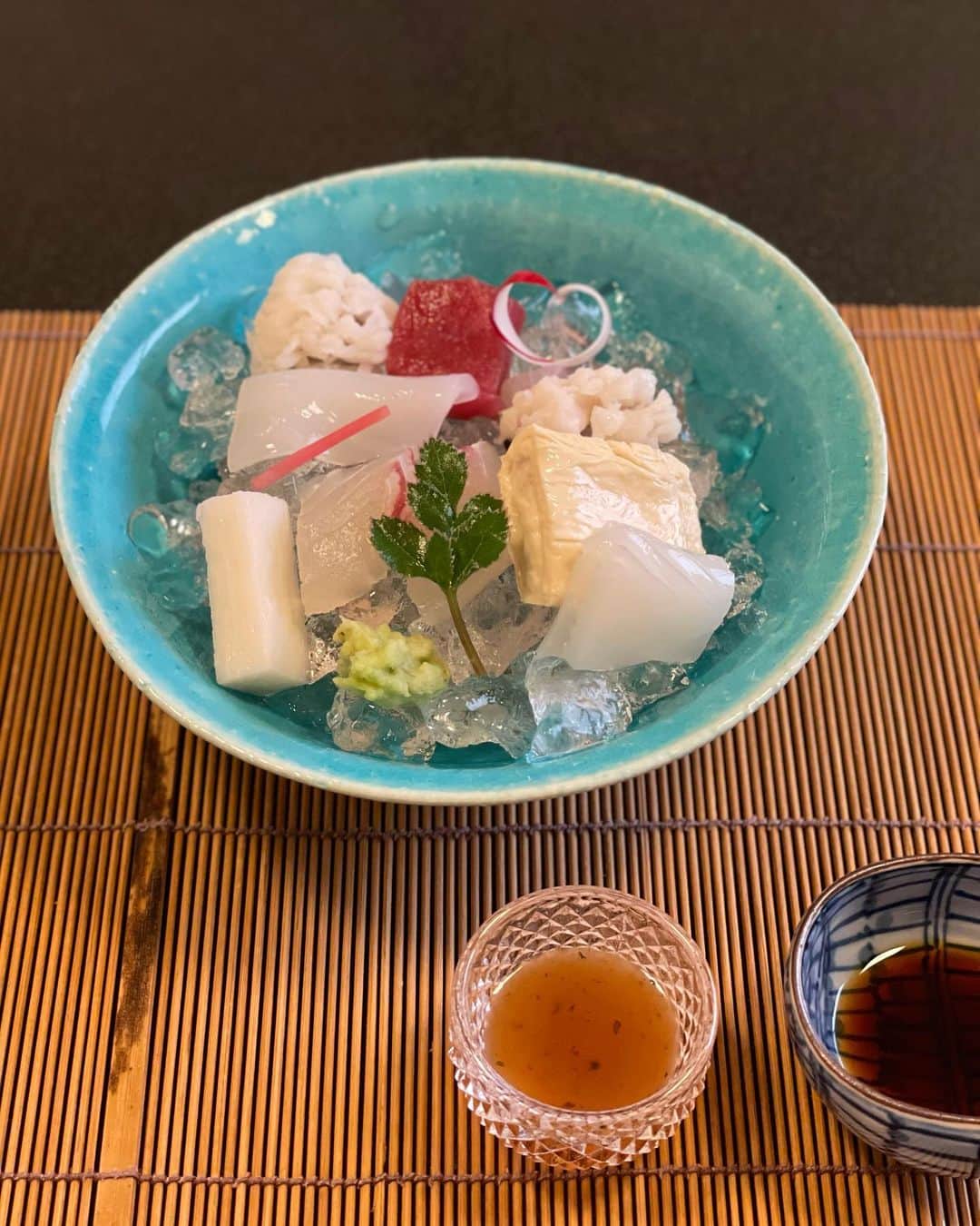 松見早枝子さんのインスタグラム写真 - (松見早枝子Instagram)「京都の食べログ、最後です😜 備忘録兼ねてで、連発しておりすみません🙇‍♀️ ・ さいごは、自分的には「ここに伺わないと締まらない❗️」と思っている#御料理はやし さん🥢 ・ 毎度安定のど真ん中な美味しさで、私にとって和食の味わいの物差しのようなお店なのです📏 ・ 連日の食べ過ぎで、初めて軽い方のお昼のコースにしましたが、いつもと違わず大満足でした🤍 ・ もう一つ驚くのは、お値段のやさしさ❗️ ・ こちらの軽い方のお昼のコース、写真に載せきれなかった、お茶菓子とお抹茶が付いて¥6,000。 ・ もう少し品数が多い方は¥8,000で、夜のコースもお願いできます😊👌 ・ 私の中でベストコストパフォーマンスの和食の名店なので、京都のおすすめを聞かれたら、皆さんにまず耳打ちするお店です😙✨ ・ ちなみに、ご主人とそのお仕事を見たい方は写真NGのカウンターのお席を、私のように写真を撮ってあとでじっくり眺めたい方は🤤2階の個室をご予約くださいね👍 ・ ・ 京都の素晴らしい名店の皆さま、大変ご馳走様でした‼️ たくさんのパワーをいただきました💫💫 こちらを糧にまた頑張ります😊💪 ・ ・ #京都の名店 #粮理家 #ウェルネスフードスタイリスト #松見早枝子 #kyotorestaurant #kyotowashoku #wellnessfoodstylist #saekomatsumi」7月15日 16時55分 - saekomatsumi