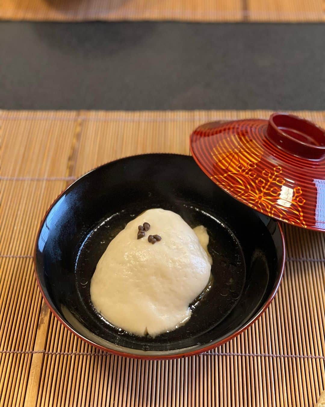 松見早枝子さんのインスタグラム写真 - (松見早枝子Instagram)「京都の食べログ、最後です😜 備忘録兼ねてで、連発しておりすみません🙇‍♀️ ・ さいごは、自分的には「ここに伺わないと締まらない❗️」と思っている#御料理はやし さん🥢 ・ 毎度安定のど真ん中な美味しさで、私にとって和食の味わいの物差しのようなお店なのです📏 ・ 連日の食べ過ぎで、初めて軽い方のお昼のコースにしましたが、いつもと違わず大満足でした🤍 ・ もう一つ驚くのは、お値段のやさしさ❗️ ・ こちらの軽い方のお昼のコース、写真に載せきれなかった、お茶菓子とお抹茶が付いて¥6,000。 ・ もう少し品数が多い方は¥8,000で、夜のコースもお願いできます😊👌 ・ 私の中でベストコストパフォーマンスの和食の名店なので、京都のおすすめを聞かれたら、皆さんにまず耳打ちするお店です😙✨ ・ ちなみに、ご主人とそのお仕事を見たい方は写真NGのカウンターのお席を、私のように写真を撮ってあとでじっくり眺めたい方は🤤2階の個室をご予約くださいね👍 ・ ・ 京都の素晴らしい名店の皆さま、大変ご馳走様でした‼️ たくさんのパワーをいただきました💫💫 こちらを糧にまた頑張ります😊💪 ・ ・ #京都の名店 #粮理家 #ウェルネスフードスタイリスト #松見早枝子 #kyotorestaurant #kyotowashoku #wellnessfoodstylist #saekomatsumi」7月15日 16時55分 - saekomatsumi