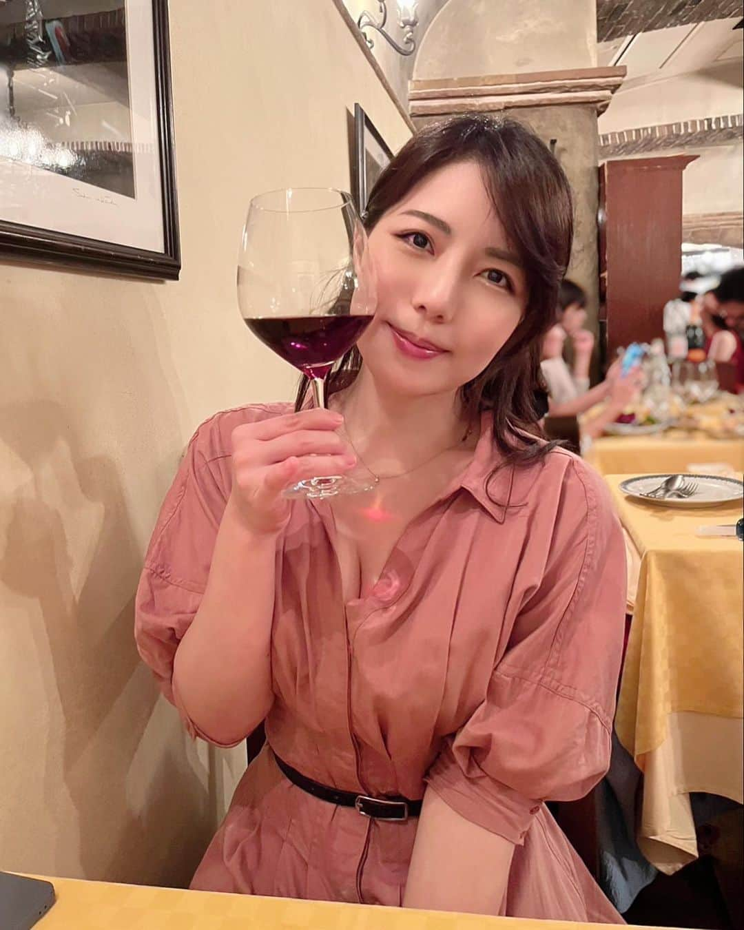 永岡怜子のインスタグラム：「広尾のラ・ビスボッチャさん🍷  @bisboccia_staff   約30年続くイタリアンで ずっと行ってみたかったお店です✨ 草木に囲まれた入口が絵本に出てきそうで素敵。 内装もとても素敵でわくわくします。夢かな。  通常のメニューもありますが、それとは別に その日のオススメの食材をワゴンに乗せて 食材の説明とオススメの調理方法をご提案くださいます。  このスタイルのお店に来るといつも思うのですが、 この情報量を把握し淀みなく説明でき 注文も記憶し完璧に通せるスタッフ様凄すぎる。。。  .  まずは白ワインとそれに合わせてキャビア、 イタリアのメロンと生ハムを。 イタリアンメロンは固めで、 切る前の見た目はちょっとカボチャ寄りでした🎃  横文字苦手民なので 料理名や調理方法名は忘れてしまいましたが、 パスタはトリュフを使ったもの、 メインはオマール海老と仔羊にしました✨ たぶんムニエルとラムチョップ…！  ワインは白ワインと赤ワインを1本ずつ。 ソムリエさんがご提案くださったもので どちらもとても美味しかったです☺️  スタッフの皆様がお優しくて気さくで （イタリアの方がほとんどらしい）　 楽しいお食事の時間が過ごせました✨  人気のお店ですが店内がかなり広いので 予約は取りやすいところも良いですね👌🏻  .  7月は行きたかったお店ラッシュがあるので ずっとうきうきしております✨  夏バテしてる場合じゃない！！！！ 暑さも湿気も吹き飛ばせ！！！！  と強い気持ちでいつつも流石に暑さが過ぎて眠れず 内臓機能が失調し舌炎ができてしまったり… 慌てて治療院へ駆け込み鍼灸で治療。 内臓機能や自律神経を整えていただきました🙏🏻 治療から帰還し即睡眠、即回復✨  美味しいものを食べてお酒を楽しむ為に 私の内臓君たちにはまだまだ がんばってもらわねばなりません。 定期的な鍼灸治療で身体の中から 健康と美を目指していきたいと思います☺️  .  #酒乱のグルメ #たのしい隠居生活 #永岡怜子 #私がインスタグラマーになれない理由 #美容鍼はいいぞ #鍼灸はいいぞ  #広尾グルメ #広尾ディナー #広尾イタリアン #東京グルメ #グルメ女子 #グルメスタグラム #呑みスタグラム #飲酒タグラム #酒スタグラム #🍷」