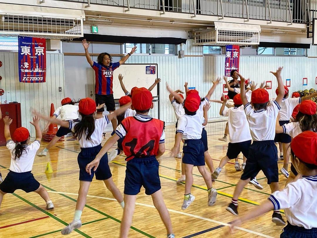 石川直宏さんのインスタグラム写真 - (石川直宏Instagram)「『あおあかドリル』  渋谷区立神南小学校にはFC東京普及部の、くじらコーチ・えぐコーチ・はやてコーチと。  国分寺市立第八小学校には、さくコーチ・あつコーチと。  東京都内の小学校1年生に向けて、からたを動かす楽しさや、協力しながらチャレンジする喜びを感じてもらう機会。  「ダメだ」とか「できない」と言う言葉が一切なく、一生懸命チャレンジしながら楽しむ姿が印象的でした☺️  ま、僕が1番楽しんでいたけど😆  みんなありがとう😊✨  #あおあかドリル #fctokyo #FC東京 #Tokyo #東京 #Shibuya #渋谷 #Kokubunji #国分寺 #FC東京ファミリー #東京が熱狂 #FC東京普及部 #fctokyoclubcommunicator  #FC東京クラブコミュニケーター #NaohiroIshikawa #石川直宏」7月15日 16時59分 - sgss.18