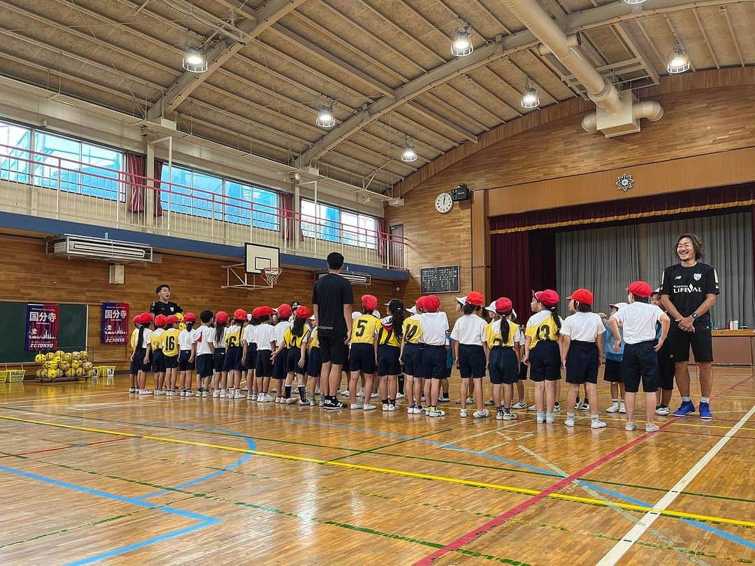 石川直宏さんのインスタグラム写真 - (石川直宏Instagram)「『あおあかドリル』  渋谷区立神南小学校にはFC東京普及部の、くじらコーチ・えぐコーチ・はやてコーチと。  国分寺市立第八小学校には、さくコーチ・あつコーチと。  東京都内の小学校1年生に向けて、からたを動かす楽しさや、協力しながらチャレンジする喜びを感じてもらう機会。  「ダメだ」とか「できない」と言う言葉が一切なく、一生懸命チャレンジしながら楽しむ姿が印象的でした☺️  ま、僕が1番楽しんでいたけど😆  みんなありがとう😊✨  #あおあかドリル #fctokyo #FC東京 #Tokyo #東京 #Shibuya #渋谷 #Kokubunji #国分寺 #FC東京ファミリー #東京が熱狂 #FC東京普及部 #fctokyoclubcommunicator  #FC東京クラブコミュニケーター #NaohiroIshikawa #石川直宏」7月15日 16時59分 - sgss.18