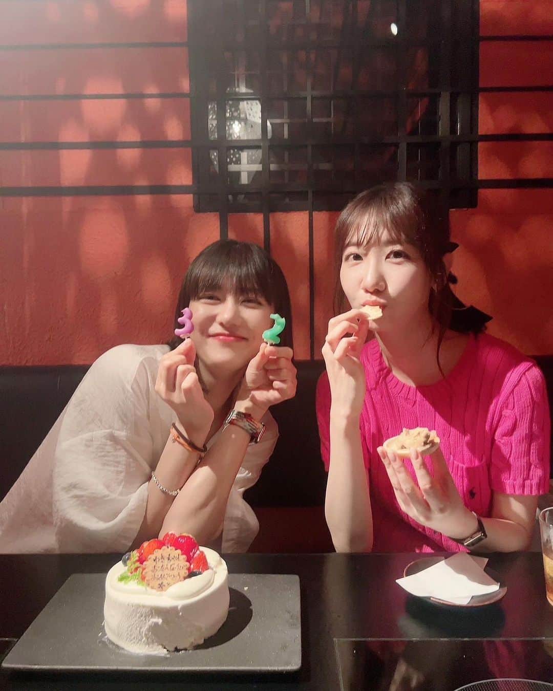 のインスタグラム：「🦒 はぴばーすでー🍰!! 最近一緒に過ごせる時間が増えて嬉しいです！ 連チャンで会ってても 『もう会いたいなぁ』ってLINEくれるの嬉しいです！ 多分だけど両思いだと思います！！ これからも笑顔や幸せや楽しい時間を分け合えっこしていきましょ！ あなたはすごいよ。 いつも、ありがとうね。💋 . #主役左側っぽいけど右の方ね #きゃしちゃん #いつも私たちの写真を撮ってくれる親友よありがとう #さえゆき 🤗」