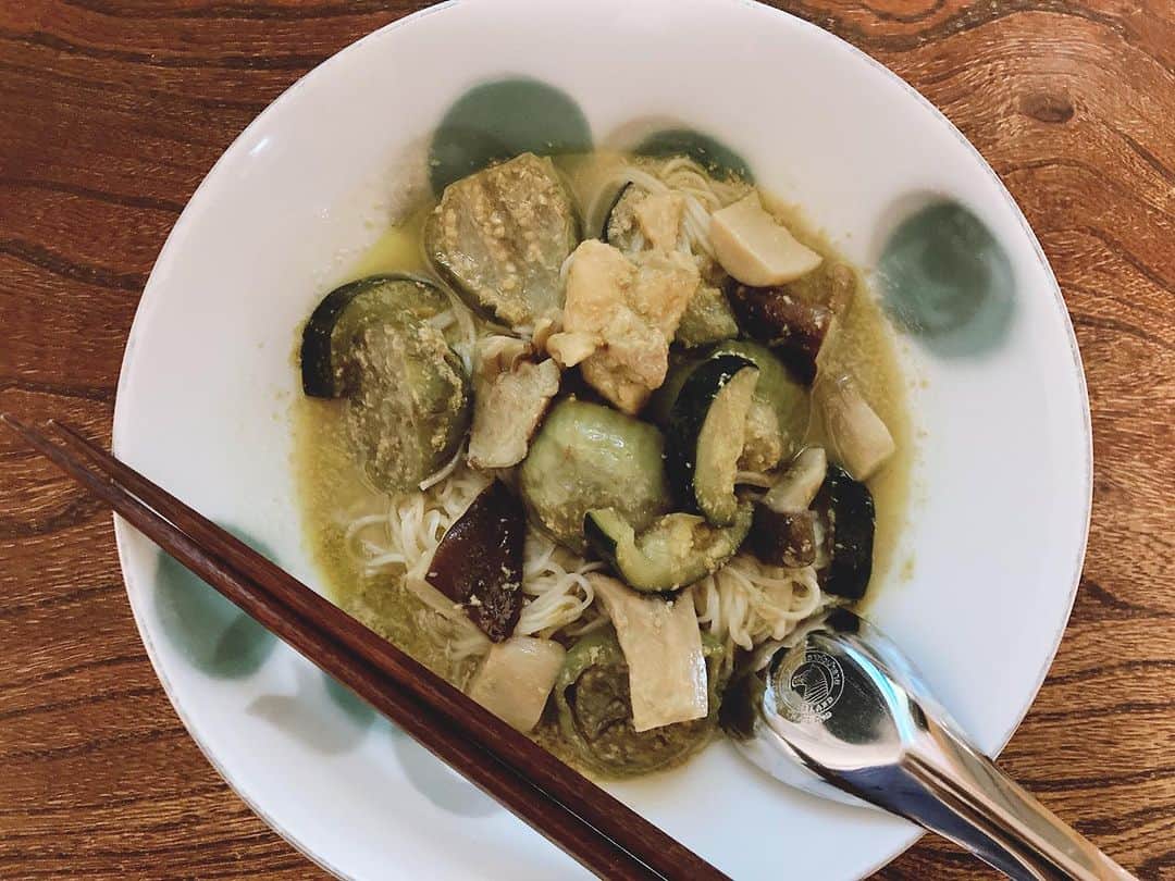 土井コマキのインスタグラム：「なんちゃってカノムジンゲンキョワン。バンコクで食べたグリーンカレーに米粉の素麺入れるやつ。 アジアスーパーストアが天神橋筋商店街に出来て、丸いタイ茄子を売ってたので。嬉しくて。  帰って袋見たら買った覚えのない巨大なシナモンが。おまけ？何に使ったらええんや？ #タイ茄子 #グリーンカレー」