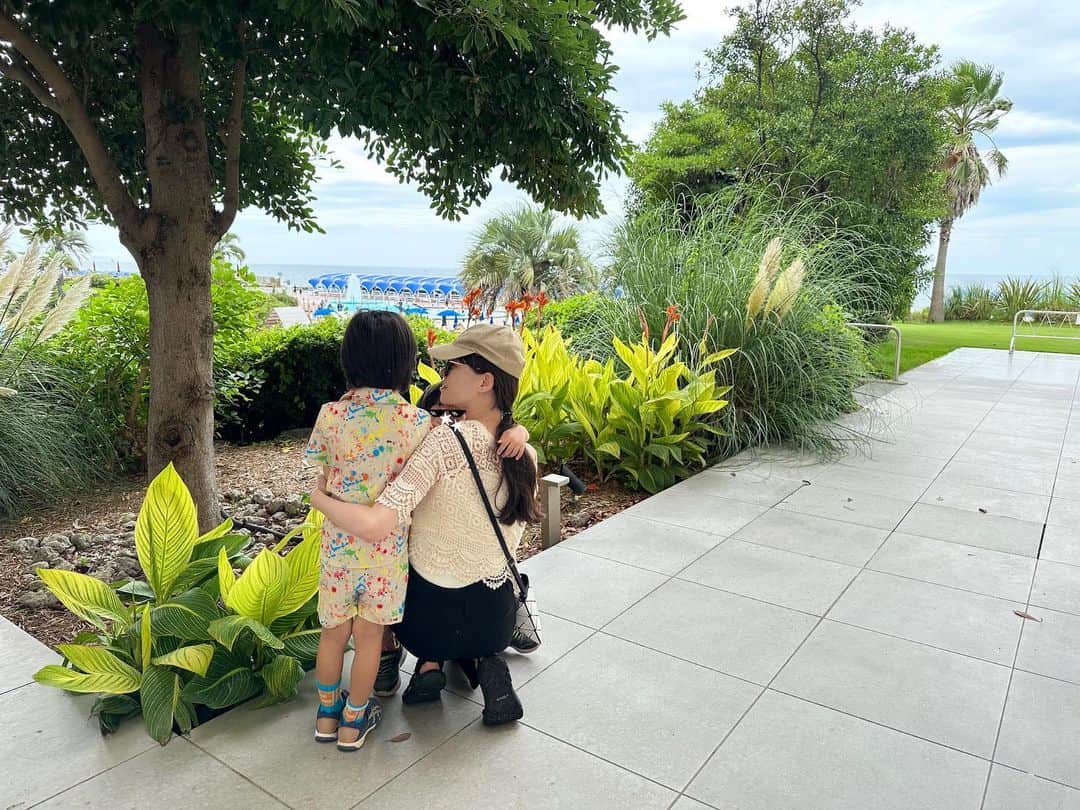 橋本奈実のインスタグラム：「毎月旅行、7月は、大磯‼️ １日中プールだったから、Vlogとってません💦朝から晩まで思いっきり遊んで焼けたわ🤣💦 大磯ロングビーチもプリンスホテルも5年前にリニューアルして綺麗に✨✨都内から近くてめちゃくちゃ広くていい❗️プール上がりのボサボサ、すっぴんの写真で、すみません🤣水深5mのジャンプ台があって、大人も楽しめるし、子供たちがもっと大きくなっても楽しいと思うから毎年行きたい🎵そのまま大磯プリンスホテルに宿泊したから、めちゃくちゃ楽❗️✨ボーリング場もあり、先月の品川プリンスからハマり、またやってきました✨次の日は、小田原城🏯 子供遊園地、乗り物30円で乗れるから乗り放題🤣笑　 レトロで良かった✨小田原城の中はめちゃくちゃ綺麗✨ 来年もいこー🫶」
