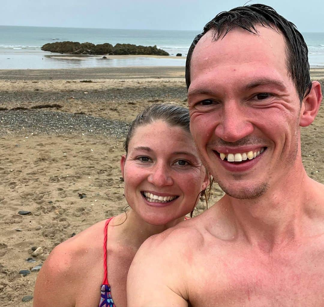 ヘイゼル・フィンドレーさんのインスタグラム写真 - (ヘイゼル・フィンドレーInstagram)「The weather has been pretty appalling here in Wales after our May/June heat wave. In between rain storms I’ve been training, sneaking out to boulders and also hunting out some new ones.   So often with the people I coach and our course students this feeling of ‘not-enough’ comes up a lot. And although I’ve done a lot of work to decouple my productivity from my self-worth the ‘not-enough’ monster can still rear it’s ugly head. This happens rather predictably for me in the latter half of my cycle and I need to do some work to better prepare for this.   Anyway, it was nice to spend yesterday not working and not climbing, just celebrating Angus’ Birthday and making the most of the bad weather. We went to a beach-side Sauna, swam in the sea and ate scones. Happy birthday to my favourite person @angus.kille 😘   @blackdiamond @lasportivagram」7月16日 0時30分 - hazel_findlay