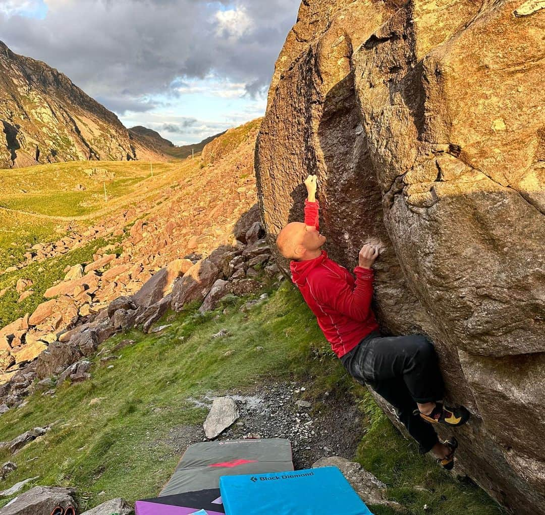 ヘイゼル・フィンドレーさんのインスタグラム写真 - (ヘイゼル・フィンドレーInstagram)「The weather has been pretty appalling here in Wales after our May/June heat wave. In between rain storms I’ve been training, sneaking out to boulders and also hunting out some new ones.   So often with the people I coach and our course students this feeling of ‘not-enough’ comes up a lot. And although I’ve done a lot of work to decouple my productivity from my self-worth the ‘not-enough’ monster can still rear it’s ugly head. This happens rather predictably for me in the latter half of my cycle and I need to do some work to better prepare for this.   Anyway, it was nice to spend yesterday not working and not climbing, just celebrating Angus’ Birthday and making the most of the bad weather. We went to a beach-side Sauna, swam in the sea and ate scones. Happy birthday to my favourite person @angus.kille 😘   @blackdiamond @lasportivagram」7月16日 0時30分 - hazel_findlay