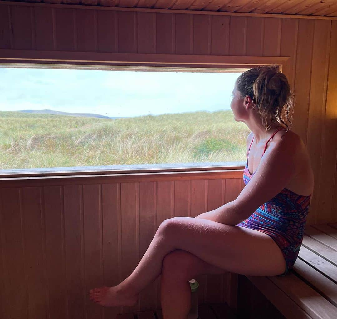 ヘイゼル・フィンドレーさんのインスタグラム写真 - (ヘイゼル・フィンドレーInstagram)「The weather has been pretty appalling here in Wales after our May/June heat wave. In between rain storms I’ve been training, sneaking out to boulders and also hunting out some new ones.   So often with the people I coach and our course students this feeling of ‘not-enough’ comes up a lot. And although I’ve done a lot of work to decouple my productivity from my self-worth the ‘not-enough’ monster can still rear it’s ugly head. This happens rather predictably for me in the latter half of my cycle and I need to do some work to better prepare for this.   Anyway, it was nice to spend yesterday not working and not climbing, just celebrating Angus’ Birthday and making the most of the bad weather. We went to a beach-side Sauna, swam in the sea and ate scones. Happy birthday to my favourite person @angus.kille 😘   @blackdiamond @lasportivagram」7月16日 0時30分 - hazel_findlay