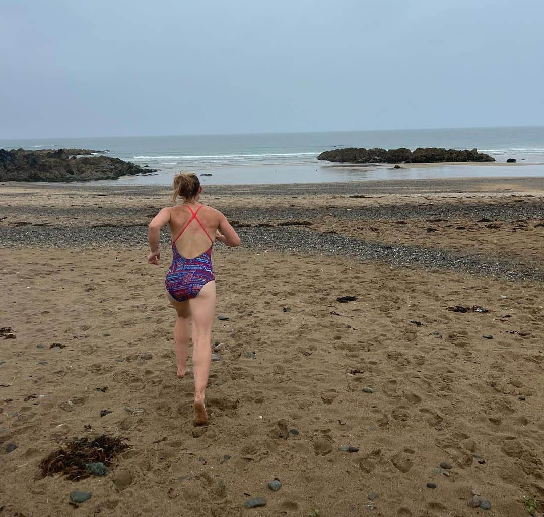 ヘイゼル・フィンドレーさんのインスタグラム写真 - (ヘイゼル・フィンドレーInstagram)「The weather has been pretty appalling here in Wales after our May/June heat wave. In between rain storms I’ve been training, sneaking out to boulders and also hunting out some new ones.   So often with the people I coach and our course students this feeling of ‘not-enough’ comes up a lot. And although I’ve done a lot of work to decouple my productivity from my self-worth the ‘not-enough’ monster can still rear it’s ugly head. This happens rather predictably for me in the latter half of my cycle and I need to do some work to better prepare for this.   Anyway, it was nice to spend yesterday not working and not climbing, just celebrating Angus’ Birthday and making the most of the bad weather. We went to a beach-side Sauna, swam in the sea and ate scones. Happy birthday to my favourite person @angus.kille 😘   @blackdiamond @lasportivagram」7月16日 0時30分 - hazel_findlay