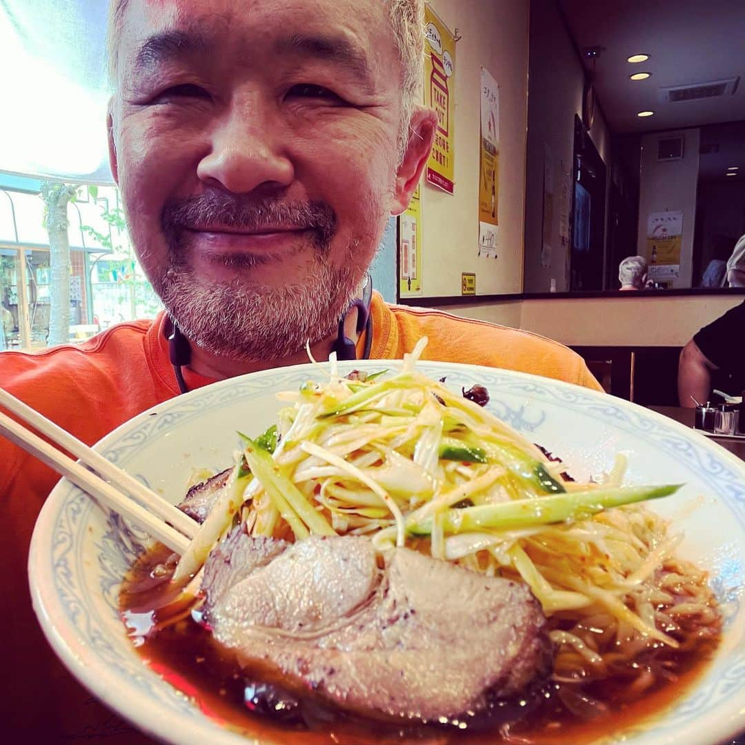 saku39shopのインスタグラム：「. 【chilled Chinese noodles】 . 昨日は誕生日のお祝いメッセージありがとうございました。 54歳、冷やし中華はじめました。 ネギ冷やし中華もやってます。 54歳、ゴシゴシ💦 . #桜庭和志 #冷やし中華 #54歳」