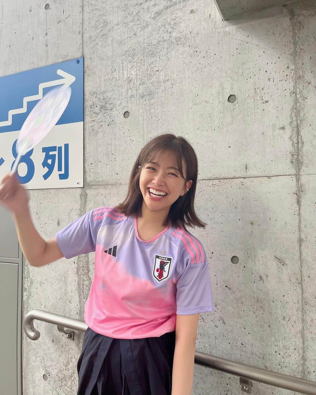 中川絵美里さんのインスタグラム写真 - (中川絵美里Instagram)「⚽️  なでしこジャパンのW杯に向けた壮行試合となる MS＆ADカップを観戦してきました。  無失点、5-0の快勝を収めたなでしこジャパン🇯🇵 素晴らしい連携、積極性、そしてそれぞれの持ち味を発揮されていて、終始ワクワクしました😌とにかくかっこいい。 スタジアムの雰囲気もとてもあたたかくて。 ますますW杯が楽しみになりました🔥  20日開幕となるFIFA女子ワールドカップオーストラリア＆ニュージーランド2023、全力で応援します！！  ユニフォームお気に入り、先日無事買えました〜  #daihyo#なでしこジャパン」7月15日 17時04分 - emiri_nakagawa