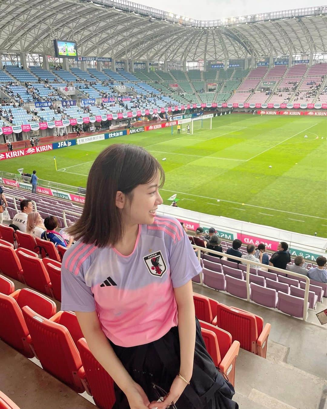 中川絵美里さんのインスタグラム写真 - (中川絵美里Instagram)「⚽️  なでしこジャパンのW杯に向けた壮行試合となる MS＆ADカップを観戦してきました。  無失点、5-0の快勝を収めたなでしこジャパン🇯🇵 素晴らしい連携、積極性、そしてそれぞれの持ち味を発揮されていて、終始ワクワクしました😌とにかくかっこいい。 スタジアムの雰囲気もとてもあたたかくて。 ますますW杯が楽しみになりました🔥  20日開幕となるFIFA女子ワールドカップオーストラリア＆ニュージーランド2023、全力で応援します！！  ユニフォームお気に入り、先日無事買えました〜  #daihyo#なでしこジャパン」7月15日 17時04分 - emiri_nakagawa