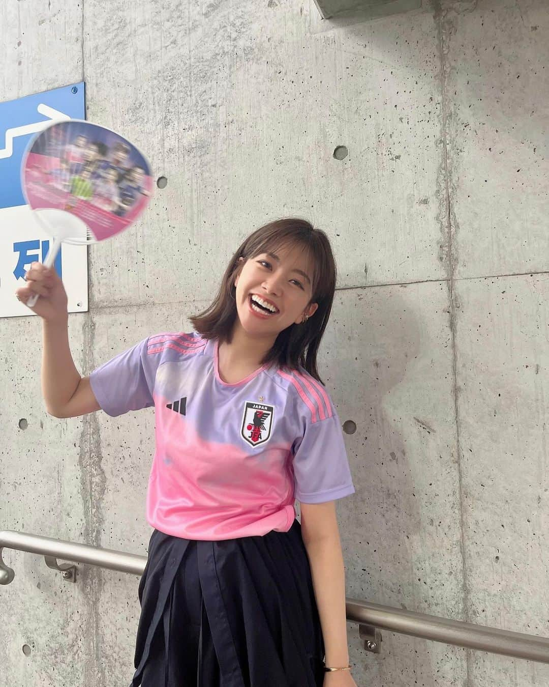 中川絵美里さんのインスタグラム写真 - (中川絵美里Instagram)「⚽️  なでしこジャパンのW杯に向けた壮行試合となる MS＆ADカップを観戦してきました。  無失点、5-0の快勝を収めたなでしこジャパン🇯🇵 素晴らしい連携、積極性、そしてそれぞれの持ち味を発揮されていて、終始ワクワクしました😌とにかくかっこいい。 スタジアムの雰囲気もとてもあたたかくて。 ますますW杯が楽しみになりました🔥  20日開幕となるFIFA女子ワールドカップオーストラリア＆ニュージーランド2023、全力で応援します！！  ユニフォームお気に入り、先日無事買えました〜  #daihyo#なでしこジャパン」7月15日 17時04分 - emiri_nakagawa