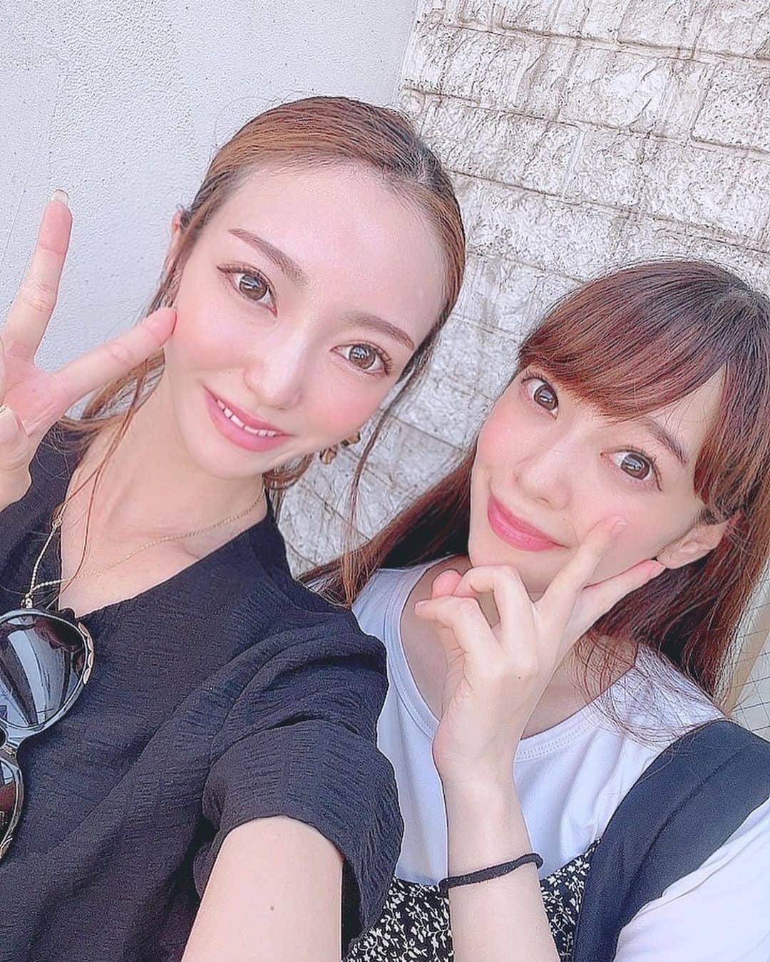 姫乃稜菜のインスタグラム：「SiSterに勤めて6年になりました💆‍♀️ 何事も中途半端は苦手なので… あっという間に6年🫣美容のプロとしてみなさんにお話しできる事が年々増えます☺️ プライベートサロンですが、本社と化粧品自社工場は愛媛にあり 研修も毎月しっかり受けさせていただいてるので知識も技術もパワーアップしてます💪 前職のアイドルの面影は消えましたがwwww 17年目の親友ちゃんも美容の仕事なので色んな話で情報交換してます😘 また新大久保行ってきた写真🤳笑  #エステティシャン#美容#30代#フェイシャル#渋谷#プライベートサロン#韓国料理#新大久保」