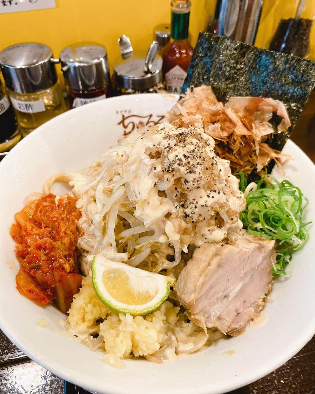 YU-RIさんのインスタグラム写真 - (YU-RIInstagram)「女性でも入りやすい二郎インスパイア！🍜  📍まぜそば ちゅるる / 学芸大学 ( @chururu_mazesoba )  大好き二郎系に夏メニューが🌼𓂂𓏸  夏季限定の「冷やしまぜそば」🍜 キンキンに冷えた麺にたっぷりもやしと その上にガーリックマヨ！！最高😇  ねぎ、キムチ、鰹節、チャーシュー、にんにく、すだちと絶対においしいやつらがトッピング☝️  こってりなのに、冷やしだからさっぱり🎐 すだちがいい味出してたな〜🥰  そして、味変の種類がすごいの🥳 ☞2枚目を見てみてね😌  中盤はガリマヨに一味唐辛子かけて 後半はお酢で味変したよ(⁎˃ᴗ˂⁎)💛  女の子一人でも入れるくらい入りやすい おしゃれな二郎系でした！ めっちゃおすすめ(*ﾟ∀ﾟ*)  #PR #学芸大学グルメ#東京グルメ#二郎系#二郎インスパイア#二郎インスパイア系#東京ラーメン#ラーメン女子#二郎系女子#二郎系ラーメン#ラーメンパトロール#まぜそば#冷やしまぜそば#夏季限定#学大グルメ」7月15日 17時07分 - yu_uri.12