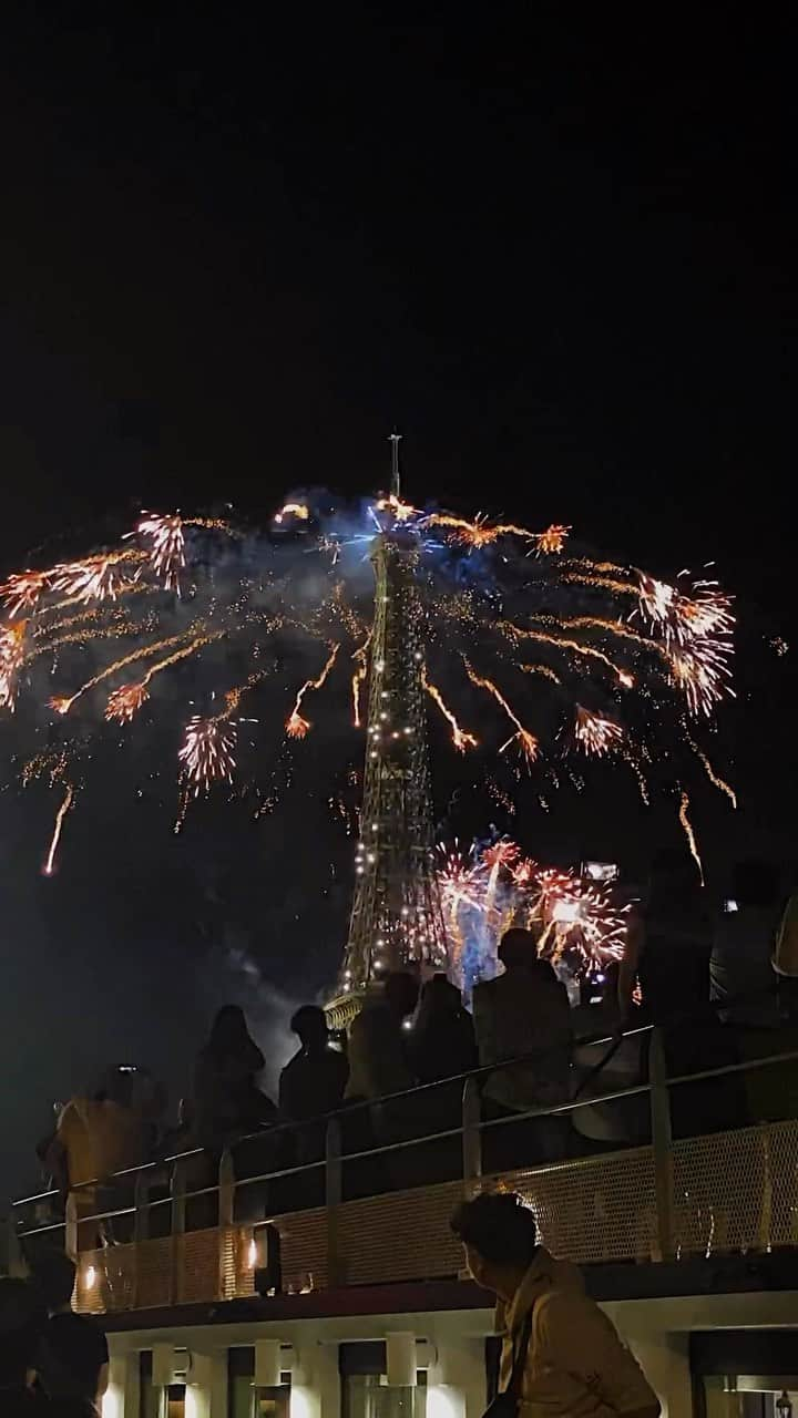 フランスアンティーク ランスタンのインスタグラム：「🇫🇷革命記念日の花火🎆 今回は場所取る時間的ゆとりがなくギリギリ。 暴動の影響でエッフェル塔に近づく人数制限、交通制限が厳しく16区右岸からの斜めポジション。 だけど正面を考えて構成されてるから絶対正面から見るべき‼️  #14juillet  #paris #latoureiffel  #feudartifice  #エッフェル塔 #花火 #パリ祭」