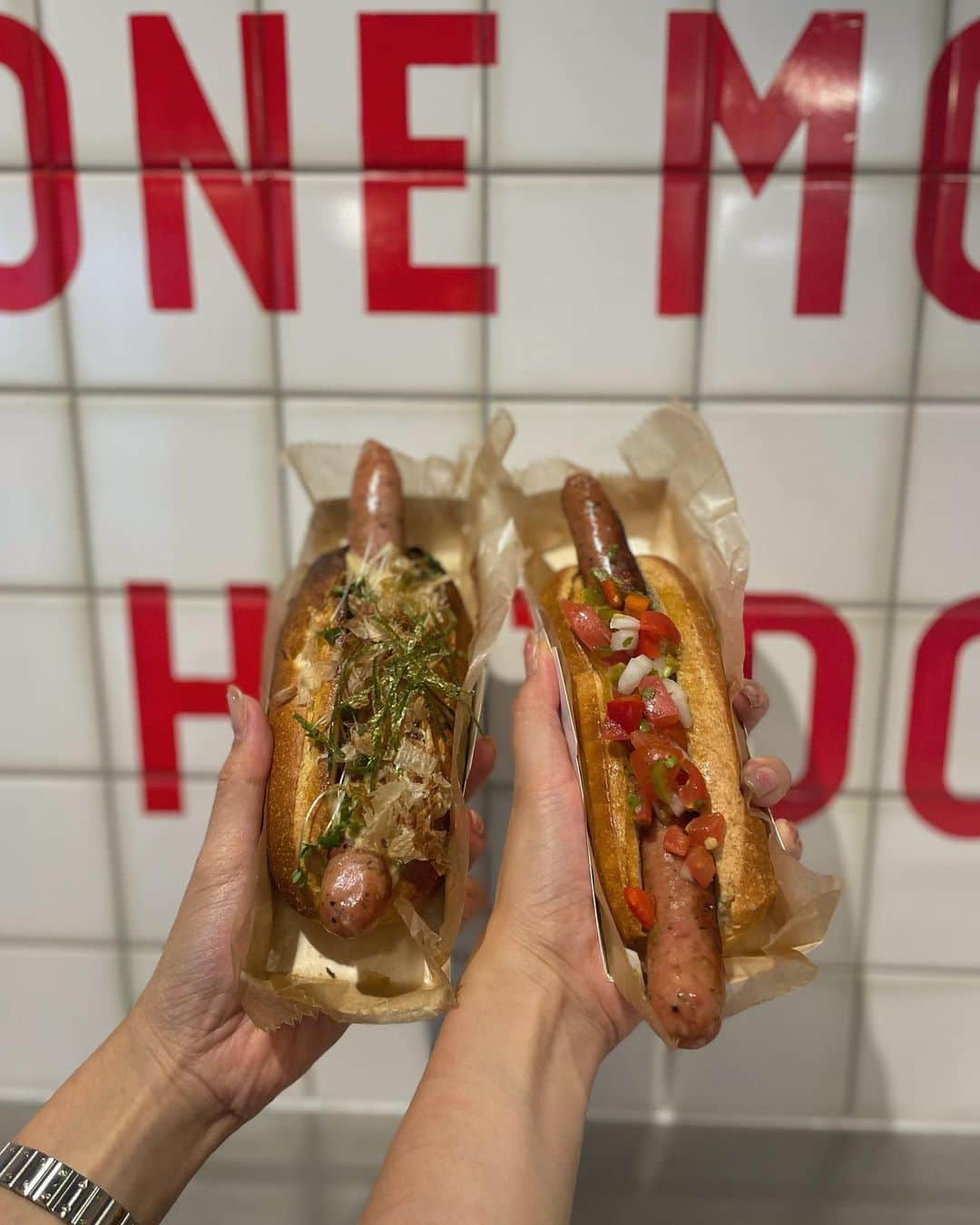 のインスタグラム：「🌭🌭🌭  . @hotdog_doh  DARLING ONE MORE HOTDOG 📍 東京都港区南青山3-18-5  ちょっと裏側にあって迷った🤣  サルサ美味しかった♡ 隣のは和風  暑いとピリ辛食べたくなるよね  . . #ダーリンワンモアホットドッグ #DARLIGONEMOREHOTDOG #表参道カフェ#青山カフェ#東京カフェ #カフェ巡り#表参道ランチ」