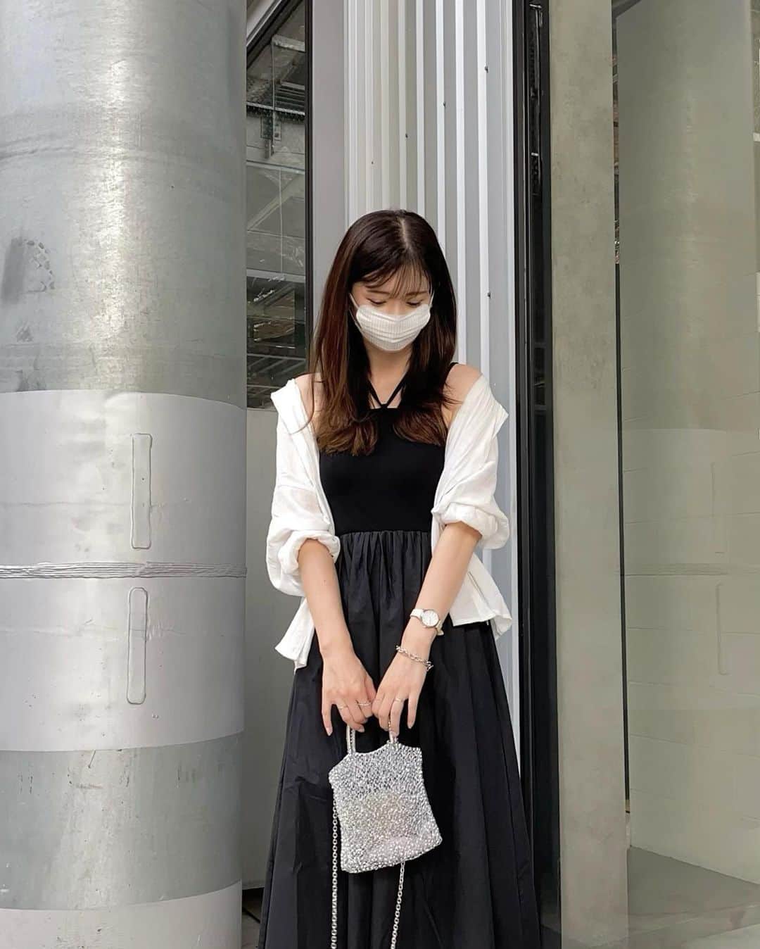 haruru0724さんのインスタグラム写真 - (haruru0724Instagram)「. GeeRAのワンピース🖤 @geera__official  異素材ドッキングが可愛いワンピ😍 ホルターネックは取り外し可能な2Wayだよ✨ 私は上にシャツを羽織ったけど、 中にTシャツとか着ても可愛い💕  タイムセールでお得になってるから チェックしてみてね！  商品番号🔍207798 . . . #GeeRA #geera_ootd #ジーラ  #ママコーデ #ママファッション #高見えコーデ #プチプラ高見えコーデ  #きれいめカジュアル #きれいめコーデ #キレイめコーデ #大人カジュアル #カジュアルコーデ #カジュアルファッション #きれいめカジュアル #キレイめカジュアル #プチプラコーデ #モノトーンコーデ #白黒コーデ #ワンピースコーデ  #grl #グレイル #grlコーデ #アンテプリマ #mamagirl #locari #partegram」7月15日 17時11分 - haruru0724
