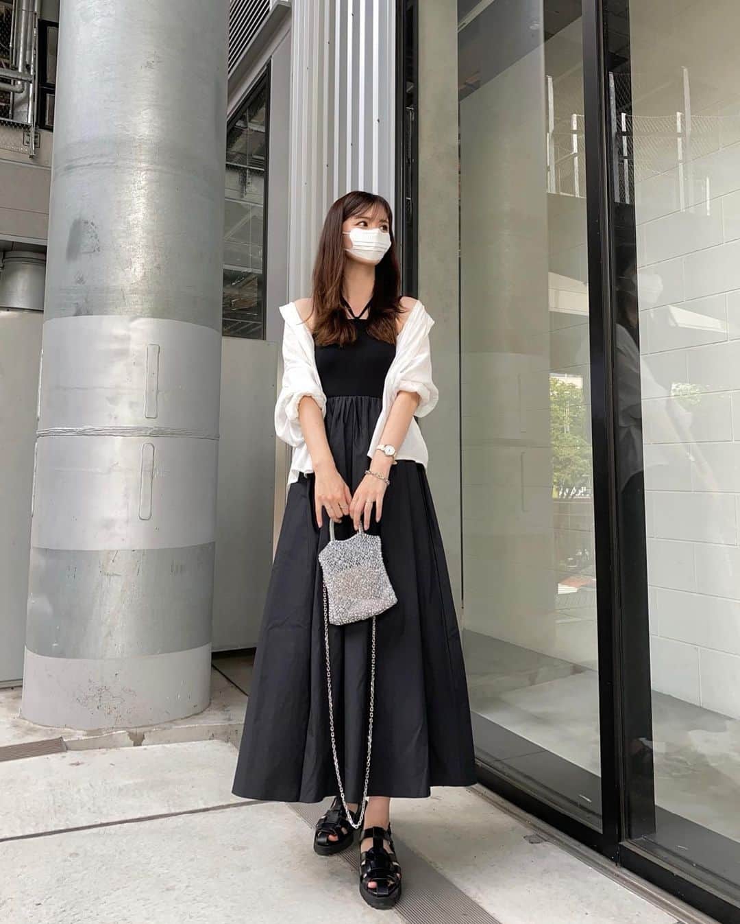 haruru0724さんのインスタグラム写真 - (haruru0724Instagram)「. GeeRAのワンピース🖤 @geera__official  異素材ドッキングが可愛いワンピ😍 ホルターネックは取り外し可能な2Wayだよ✨ 私は上にシャツを羽織ったけど、 中にTシャツとか着ても可愛い💕  タイムセールでお得になってるから チェックしてみてね！  商品番号🔍207798 . . . #GeeRA #geera_ootd #ジーラ  #ママコーデ #ママファッション #高見えコーデ #プチプラ高見えコーデ  #きれいめカジュアル #きれいめコーデ #キレイめコーデ #大人カジュアル #カジュアルコーデ #カジュアルファッション #きれいめカジュアル #キレイめカジュアル #プチプラコーデ #モノトーンコーデ #白黒コーデ #ワンピースコーデ  #grl #グレイル #grlコーデ #アンテプリマ #mamagirl #locari #partegram」7月15日 17時11分 - haruru0724