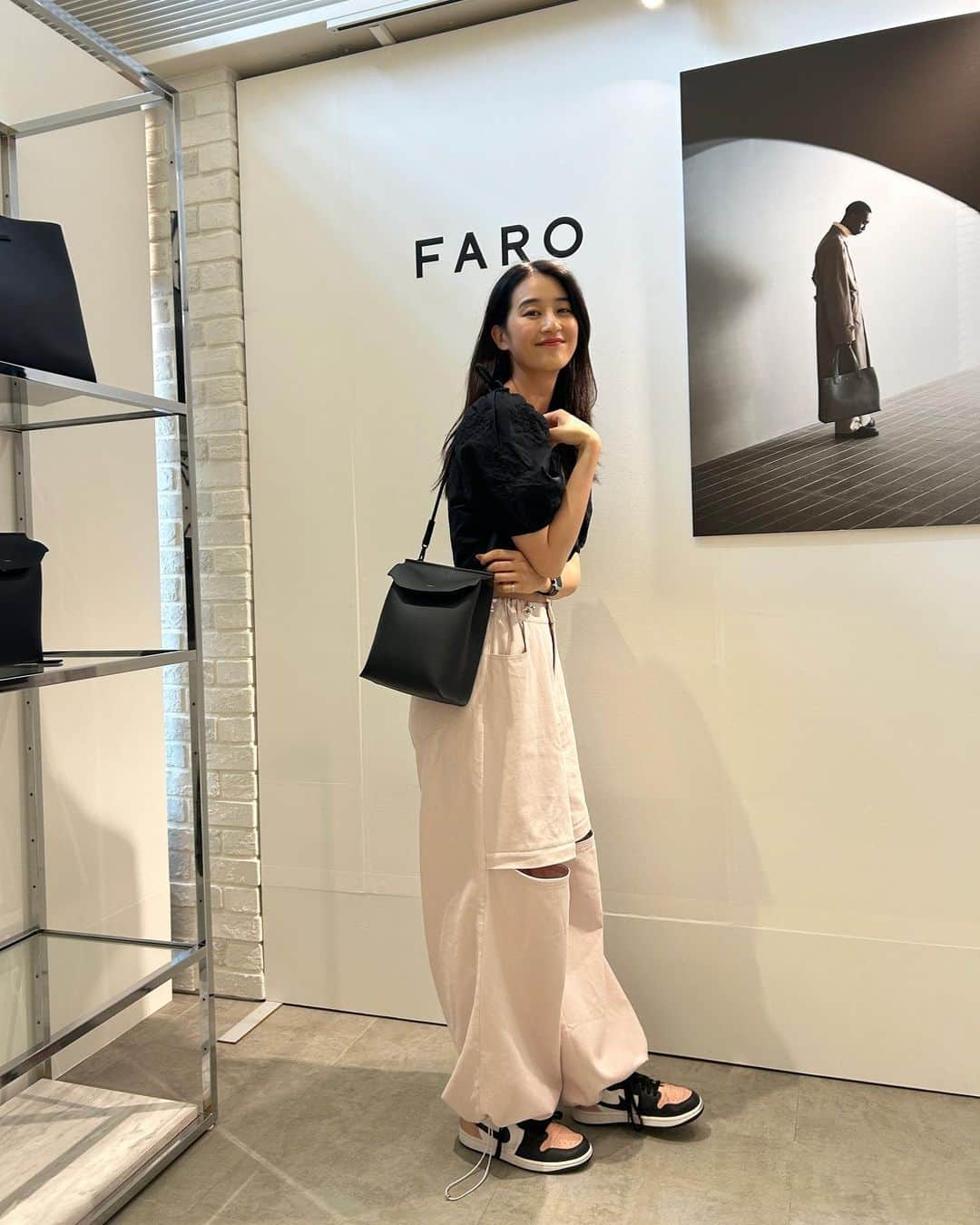 青野楓さんのインスタグラム写真 - (青野楓Instagram)「ユニセックスの大人bag @faro_japan  柔らかい皮だけど傷がつきにくい素材だそうです！  太めのパンツで膝があけれるから夏でも涼しい @honeymihoney_official のパンツかわいい👏🩷  袖のボリュームがかわちい @hm のトップス😎  #kaede626style #faro#faro_japan #ファーロ#honeymehoney #hm」7月15日 17時13分 - kaede626