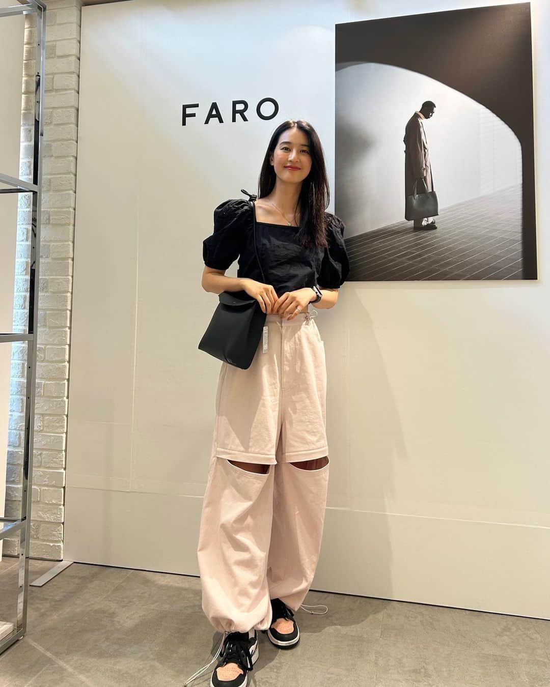 青野楓さんのインスタグラム写真 - (青野楓Instagram)「ユニセックスの大人bag @faro_japan  柔らかい皮だけど傷がつきにくい素材だそうです！  太めのパンツで膝があけれるから夏でも涼しい @honeymihoney_official のパンツかわいい👏🩷  袖のボリュームがかわちい @hm のトップス😎  #kaede626style #faro#faro_japan #ファーロ#honeymehoney #hm」7月15日 17時13分 - kaede626