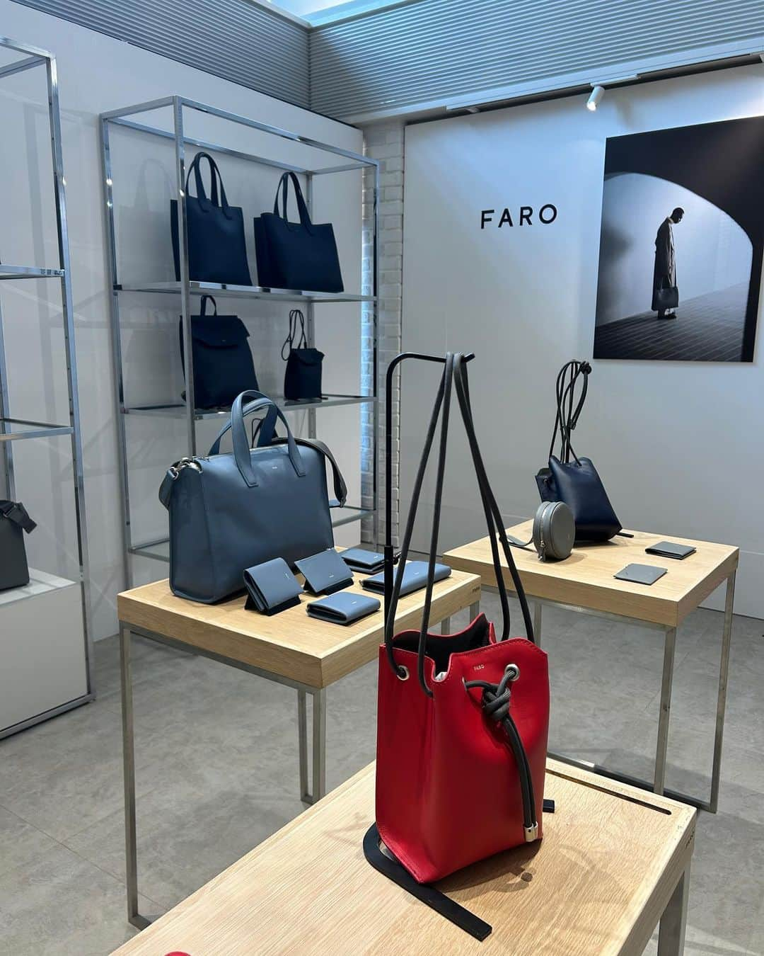 青野楓さんのインスタグラム写真 - (青野楓Instagram)「ユニセックスの大人bag @faro_japan  柔らかい皮だけど傷がつきにくい素材だそうです！  太めのパンツで膝があけれるから夏でも涼しい @honeymihoney_official のパンツかわいい👏🩷  袖のボリュームがかわちい @hm のトップス😎  #kaede626style #faro#faro_japan #ファーロ#honeymehoney #hm」7月15日 17時13分 - kaede626