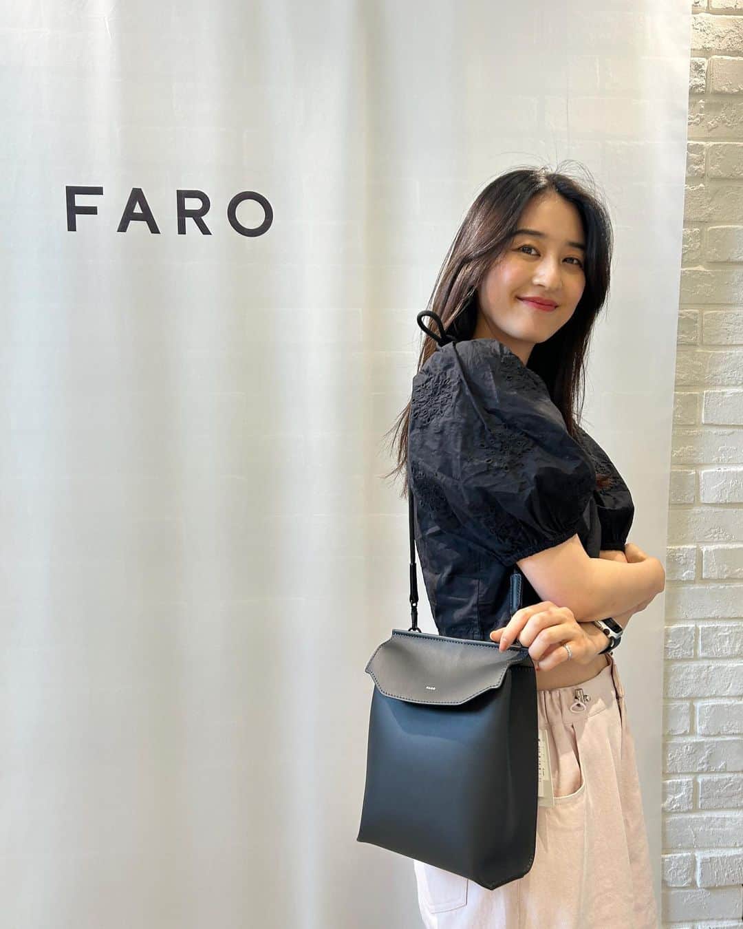 青野楓さんのインスタグラム写真 - (青野楓Instagram)「ユニセックスの大人bag @faro_japan  柔らかい皮だけど傷がつきにくい素材だそうです！  太めのパンツで膝があけれるから夏でも涼しい @honeymihoney_official のパンツかわいい👏🩷  袖のボリュームがかわちい @hm のトップス😎  #kaede626style #faro#faro_japan #ファーロ#honeymehoney #hm」7月15日 17時13分 - kaede626