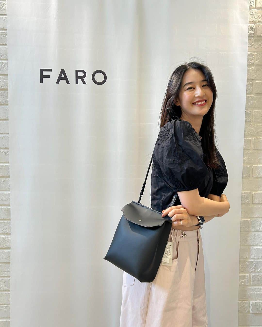 青野楓さんのインスタグラム写真 - (青野楓Instagram)「ユニセックスの大人bag @faro_japan  柔らかい皮だけど傷がつきにくい素材だそうです！  太めのパンツで膝があけれるから夏でも涼しい @honeymihoney_official のパンツかわいい👏🩷  袖のボリュームがかわちい @hm のトップス😎  #kaede626style #faro#faro_japan #ファーロ#honeymehoney #hm」7月15日 17時13分 - kaede626