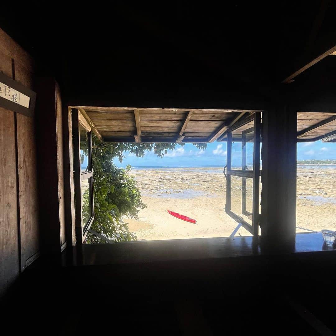 クリス智子さんのインスタグラム写真 - (クリス智子Instagram)「《沖縄旅》 窓、ファサード編。  #窓好き #窓景 #あちら側とこちら側」7月15日 17時13分 - chris_tomoko