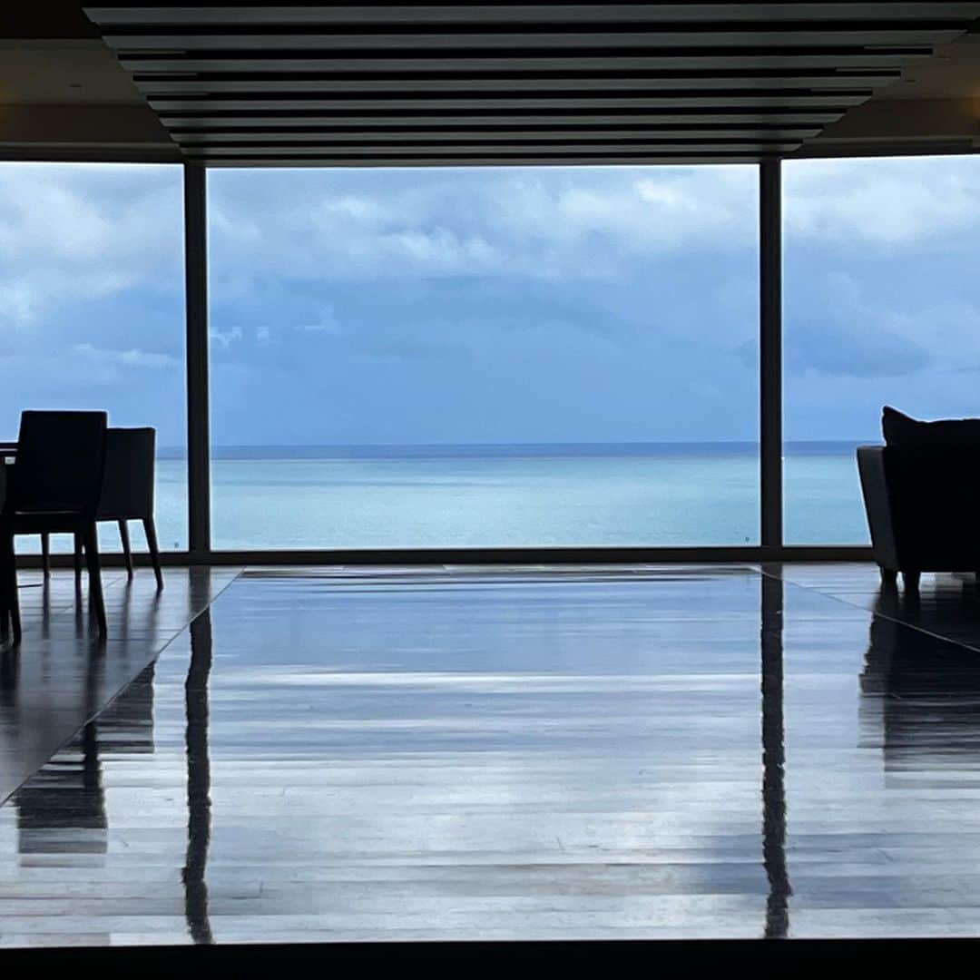 クリス智子さんのインスタグラム写真 - (クリス智子Instagram)「《沖縄旅》 窓、ファサード編。  #窓好き #窓景 #あちら側とこちら側」7月15日 17時13分 - chris_tomoko