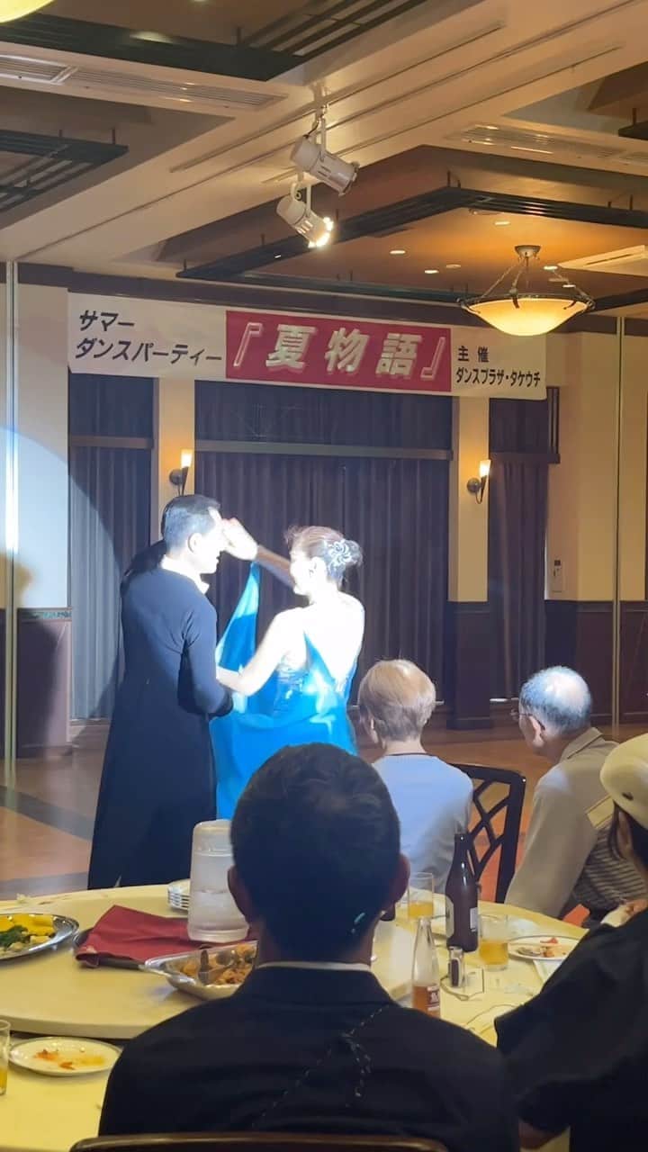 竹内佳菜子のインスタグラム：「お父さんお母さんのダンス教室のダンスパーティーが、コロナが明けてようやく3年ぶりに開催できるということで今年も司会をしに秋田に帰ってきました😄  お父さんはヘルニアになって手術をして、再発予防のために毎日ダンス教室のビルの階段を1階から最上階まで何往復もしてトレーニングいるそうです。まだまだ現役で本当にすごいよ。👏  上は90歳近くの方から下は10歳の女の子まで、ダンスフロアで輝く姿を見れて、お父さんお母さんのいつまでも晴れやかなダンスも見れて、胸いっぱいで東京に戻ってきました🗼皆さんお疲れ様でした😊  お父さんお母さんも まだまだ頑張ってね💃🕺  秋田涼しかったなー☺️」