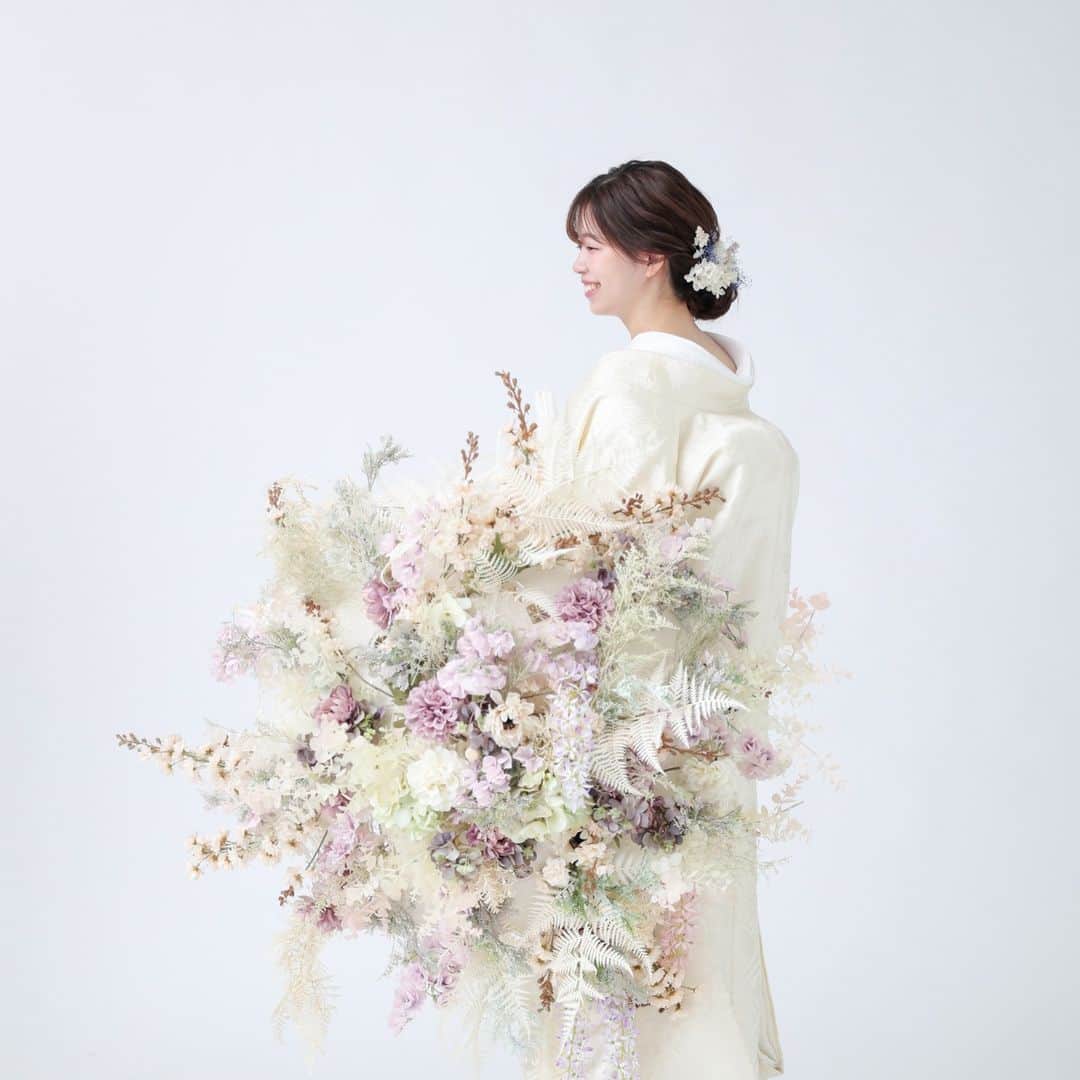 Studio TVB Kobeさんのインスタグラム写真 - (Studio TVB KobeInstagram)「NEW Item : 花傘🌼🌸🌺  シンプルなスタジオにぴったり！  #d_weddingphoto #日本中のプレ花嫁さんと繋がりたい #全国のプレ花嫁さんと繋がりたい #写真好きな人と繋がりたい #カメラ好きな人と繋がりたい #メイク好きな人と繋がりたい #韓国フォトウェディング #モデル募集 #ポートレート #ウェディングヘア #フォトウェディング #カップルフォト #カスミソウ #家族写真 #前撮り #結婚式準備 #大阪前撮り #神戸前撮り #ブライダルフェア #スタジオtvb神戸ハーバーランド店 #ロケーションフォト #プレ花嫁 #卒花嫁 #撮る結婚式 #2023夏婚さんと繋がりたい #和装アレンジ #花嫁ヘアメイク」7月15日 17時18分 - studiotvb_kobe