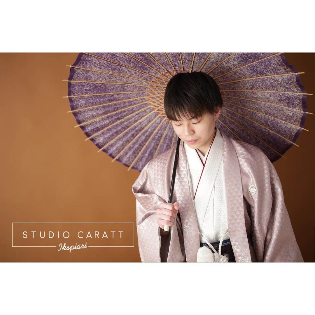 スタジオキャラット イクスピアリ店のインスタグラム：「♫ Men's photo ♫  成人袴のお貸し出しもございます♪ ………………………  ☞ データをたくさん残したい ☞ アルバムを作りたい ☞ お部屋に飾りたい  などなど様々なご希望に合わせて、 最適なプランをご案内いたします♪  ＊ご予約お待ちしてます＊  ………………………  ………………………  #スタジオキャラット #スタジオキャラットイクスピアリ店 #studiocaratt #イクスピアリ #浦安 #舞浜 #着物 #着付け #ヘアアレンジ #メイク #フォトスタジオ #写真館 #photo #photostudio #写真 #家族 #ドレス#振袖 #後撮り #前撮り #成人式 #振袖ヘア #振袖レンタル #男性袴」
