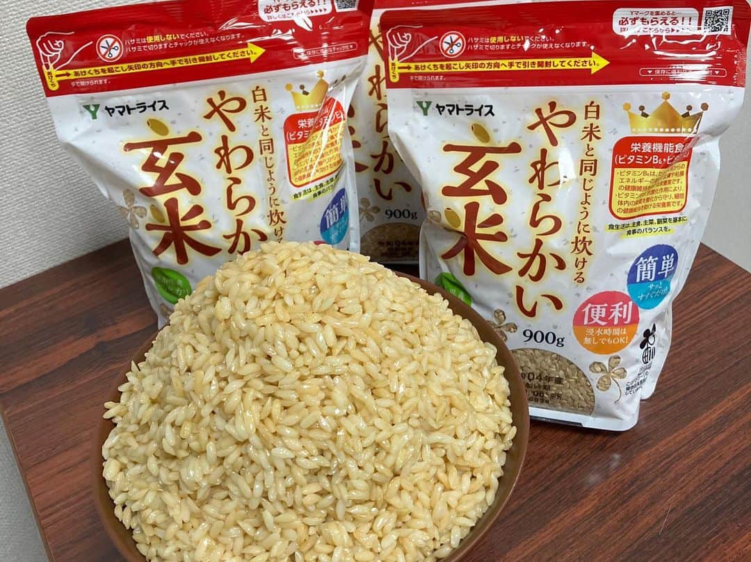 佐藤寿人さんのインスタグラム写真 - (佐藤寿人Instagram)「会社訪問  先日、グランパス時代のチームスポンサーでもお世話になった『ヤマトライス』さんの本社へ伺いました  白米好きにとっては玄米の食べにくさに抵抗がありましたが、当時、練習終わりの食堂で食べた玄米の美味しさに驚き、一瞬にして「やわらかい玄米」ファンになりました  その後、名古屋を離れてもスーパーで見つけて買ったり、オンラインで注文したりと「やわらかい玄米」ファンは健在です🍚  アスリートだけではなく、様々な方に玄米の良さを知ってもらいたいなと思います  #会社訪問 #やわらかい玄米 #ヤマトライス #選手名鑑 #好きな食べ物の欄 #白米 #外食で  #玄米が食べられるお店  #教えてください」7月15日 17時21分 - hisato_sato11official