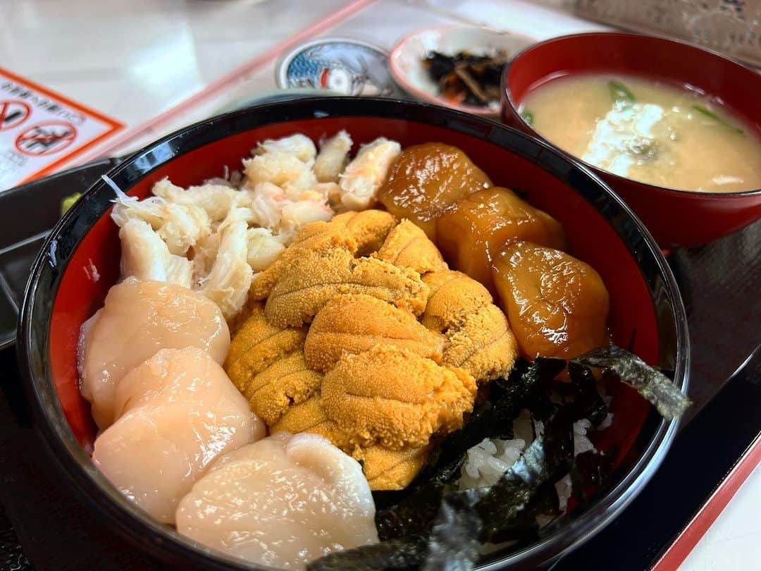 丘みどりのインスタグラム：「LOVE♡北海道で海鮮丼〜！！  #丘みどり#稚内 #北海道グルメ #ウニ #ホタテ」