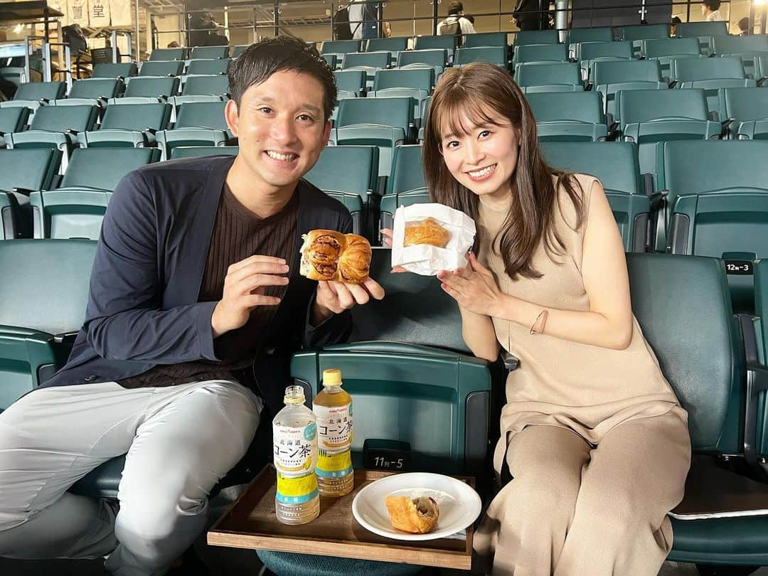 大家彩香さんのインスタグラム写真 - (大家彩香Instagram)「今日は、パンのフェスというイベントで 杉谷拳士さんと、トークショーをさせて頂きました☺️⭐️  杉谷さんは、いつお話させて頂いても 面白い方ですー💕  全国各地の美味しいパンが集まる イベント🍞エスコンフィールド北海道で 明後日、海の日まで開催されていますので、ぜひ、3連休のお出かけにいかがでしょうか？❤️  どのパンも美味しかったぁ❤️❤️  #杉谷拳士　さん #トークショー #stv #札幌テレビ #大家彩香 #女子アナ #どさんこワイド朝 #私服コーデ #エスコンフィールド #パンフェス #パン好きの人と繋がりたい #三連休のお出かけ」7月15日 17時23分 - ayaka_oie_official