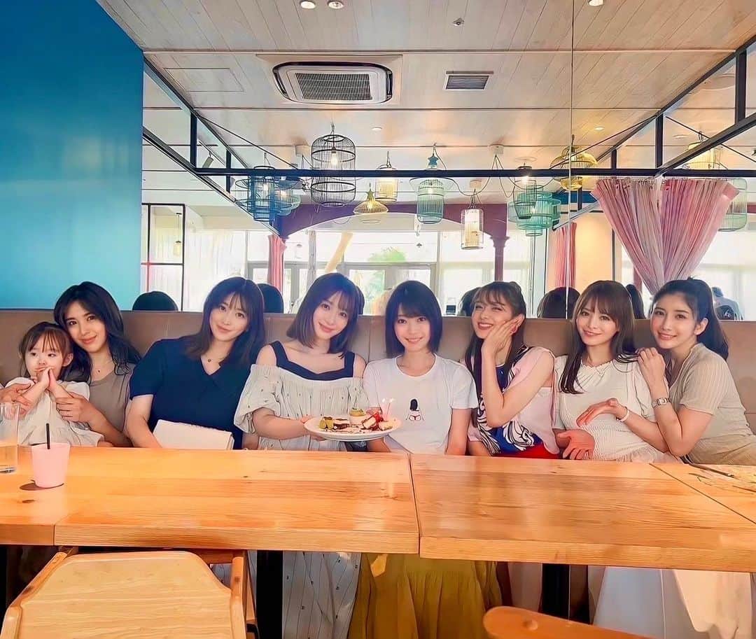 金山睦のインスタグラム：「久しぶりのいつめん会👭👭👭👭❤️‍🔥 いろはちゃんの娘ちゃんも含めての安定の8人女子会です👶🏻 今回はあさみちゃん、あゆむちゃん、私の3人のバースデーやってもらいました❤️ 安定の幸せな時間🥳✨ プレゼントには私がリクエストしてた愛用香水killianの詰替🥰✌️ またすぐに集まろね☺️☀️ #いつめん　#女子会　#birthday」