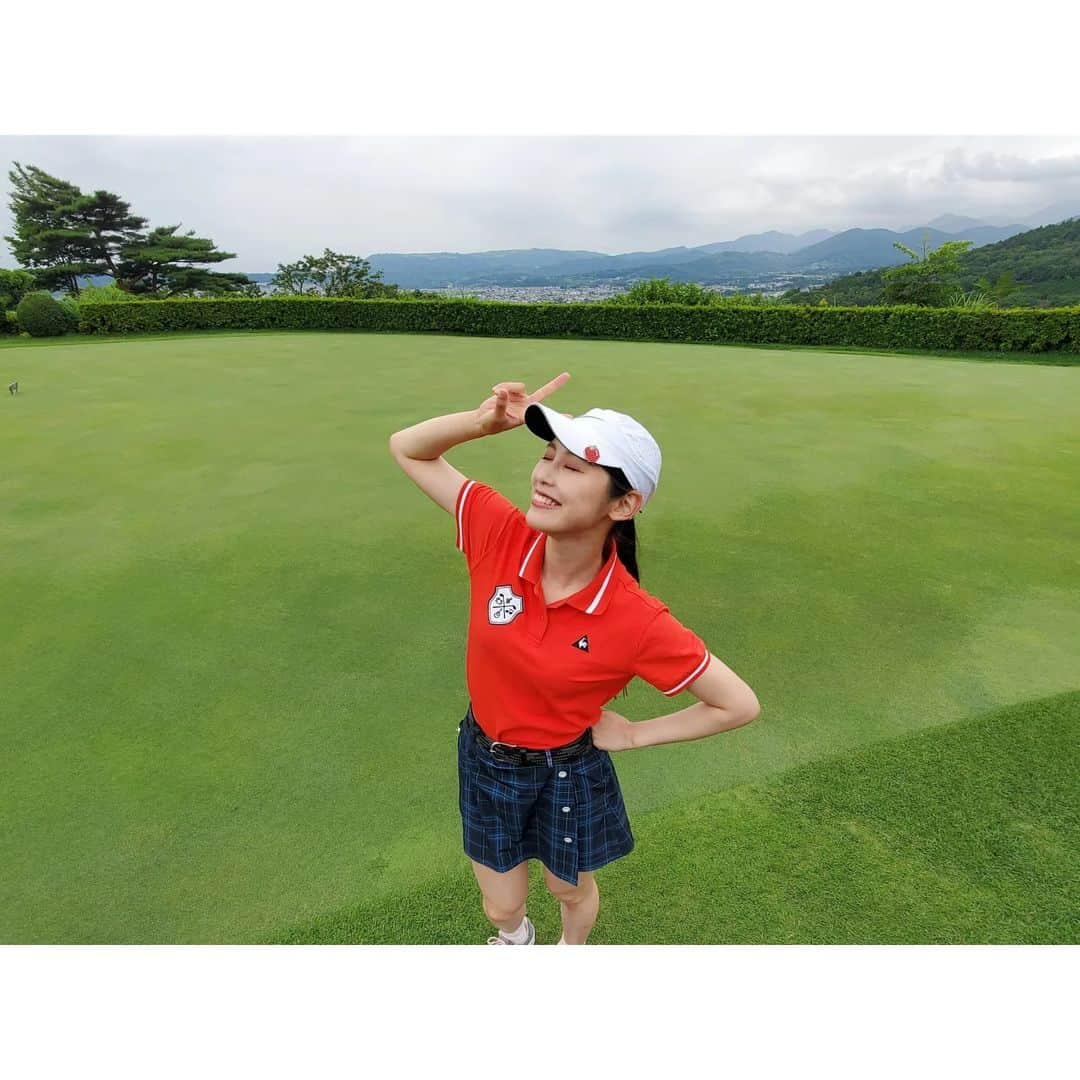 杉原枝利香のインスタグラム：「#golf #🏌️‍♂️ #⛳️  1月ぶり？のラウンド☆ 楽しかった〜✨ もっと行きたい(´,,•ω•,,`)  天気すごい曇り😂笑 でも雨予報で土砂降りにはならなかったから良かった✌  #秦野カントリークラブ #スポーツ #スポーツ女子 #スポーツ大好き #sports #ゴルフ #ゴルフ女子 #ゴルフコーデ #ゴルフウェア #golfstagram #pgm ------------------------ #photoshoot #photo #outfit #ootdfashion #ootd #followme #シードルアンバサダー #横須賀アピールグラマー #りンご #杉原枝利香 #actress #model #ambassador #🍎」