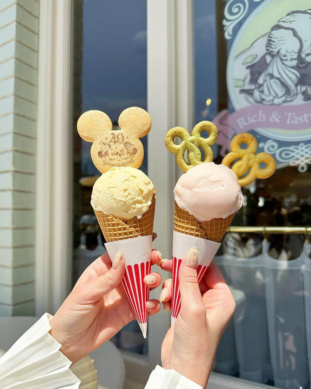 ひなたろす（佐原ひなた）さんのインスタグラム写真 - (ひなたろす（佐原ひなた）Instagram)「disneyland🍨♡  アイスクリームコーン🍨で 売ってるワッフルアイスに40周年のクッキー 乗せたら可愛くなったぁ🍓  暑い夏は絶対アイスが食べたくなるよね🍨🫶 ここ毎日アイス3個くらい食べててやばい。笑  #disneyland #ディズニーコーデ #ディズニーフード #ディズニーランド #ディズニーシー #ディズニーグッズ #ミッキー #ディズニーアイス #アイス #ソフトクリーム #icecream #ディズニーフード #ディズニースイーツ #舞浜 #ディズニー部 #ワッフル #韓国カフェ #カフェ巡り」7月15日 20時25分 - saharahinata