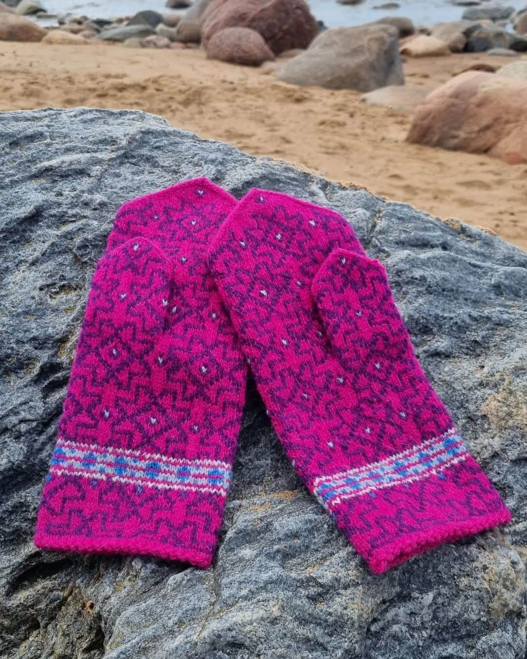 ティネスさんのインスタグラム写真 - (ティネスInstagram)「Hot pink with purple- a color combination that will turn all eyes on you. 💗💜 If you are looking for statement mittens in bright colors, we have got you covered! 😉 Shop lovingly hand- knitted mittens in various designs and color combinations online! We ship worldwide. WWW.TINES.LV」7月15日 17時28分 - tinesshop