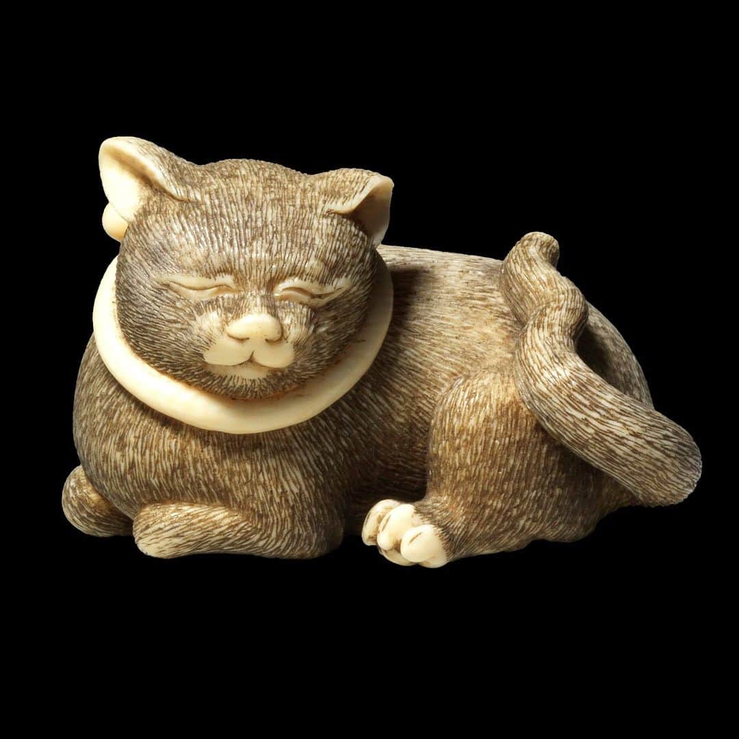 大英博物館さんのインスタグラム写真 - (大英博物館Instagram)「🐱 From cute kittens to magnificent moggies, there are hundreds of cats in the collection.  🐈 We’ve rounded up just a few fantastic felines – which one’s your favourite?  #BritishMuseum #Caturday  🔎 Netsuke in the form of a cat. Ivory, from Osaka, Japan, around 1820–1840.  🔎 George Baxter (1804–1867), ‘Puss Napping’. Baxter process on paper, from London in the UK, 1856.  🔎 Two spacer bars for a bracelet. Gold, from Edfu in Egypt, around 1580–1550 BC.   🔎 Night-light holder in the shape of a cat. Brown-black enamelled ceramic, from Jingdezhen in China, around 1690–1722.   🔎 Théophile Alexandre Steinlen (1859–1923), ‘L'Hiver, chat sur un coussin’. Colour crayon lithograph on paper, from France, 1909.   🔎 Sculpture of a cat suckling three kittens. Limestone, from Memphis in Egypt, around 400–200BC.   🔎 George Cruikshank (1792–1878), illustration to ‘George Cruikshank’s Omnibus’. Woodcut on paper, from London in the UK, 1842.  🔎 Figure of Bastet as a seated cat. Bronze and gold, from Egypt, around 664–332 BC.  🔎Takahashi Shotei (1871–1945), ‘Black Cat Streching’. Colour woodblock print on paper, from Japan, around 1935.」7月15日 17時30分 - britishmuseum