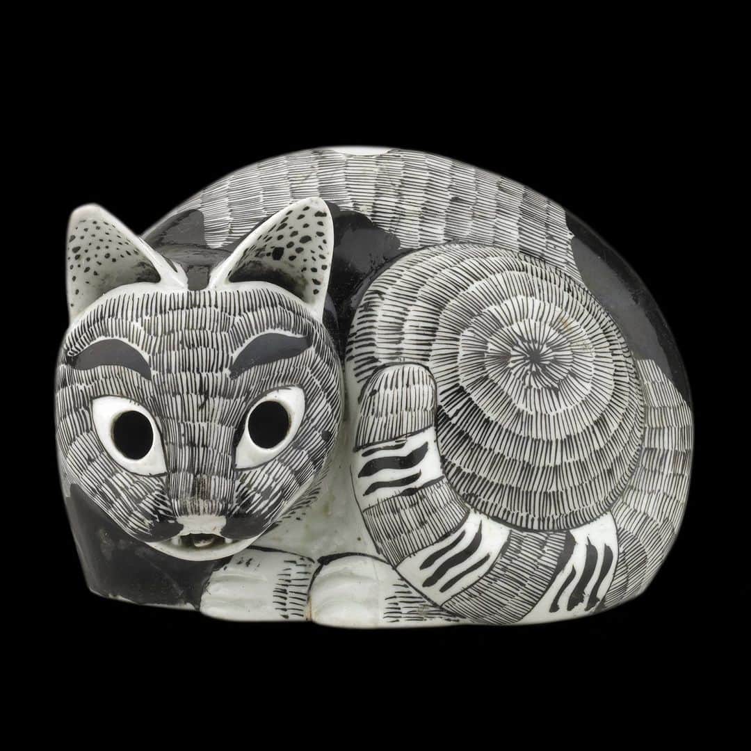 大英博物館さんのインスタグラム写真 - (大英博物館Instagram)「🐱 From cute kittens to magnificent moggies, there are hundreds of cats in the collection.  🐈 We’ve rounded up just a few fantastic felines – which one’s your favourite?  #BritishMuseum #Caturday  🔎 Netsuke in the form of a cat. Ivory, from Osaka, Japan, around 1820–1840.  🔎 George Baxter (1804–1867), ‘Puss Napping’. Baxter process on paper, from London in the UK, 1856.  🔎 Two spacer bars for a bracelet. Gold, from Edfu in Egypt, around 1580–1550 BC.   🔎 Night-light holder in the shape of a cat. Brown-black enamelled ceramic, from Jingdezhen in China, around 1690–1722.   🔎 Théophile Alexandre Steinlen (1859–1923), ‘L'Hiver, chat sur un coussin’. Colour crayon lithograph on paper, from France, 1909.   🔎 Sculpture of a cat suckling three kittens. Limestone, from Memphis in Egypt, around 400–200BC.   🔎 George Cruikshank (1792–1878), illustration to ‘George Cruikshank’s Omnibus’. Woodcut on paper, from London in the UK, 1842.  🔎 Figure of Bastet as a seated cat. Bronze and gold, from Egypt, around 664–332 BC.  🔎Takahashi Shotei (1871–1945), ‘Black Cat Streching’. Colour woodblock print on paper, from Japan, around 1935.」7月15日 17時30分 - britishmuseum