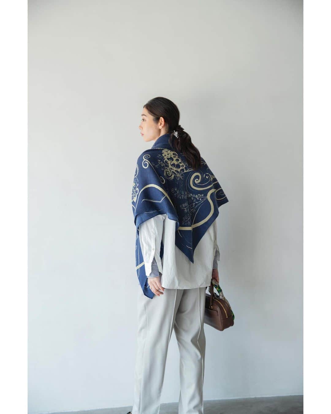 江原杏樹のインスタグラム：「@manipuri_jp   大胆に大きな柄のスカーフ欲しくなった日🪼🫧 ありがとうございました❗️  #manipuri#scarf」